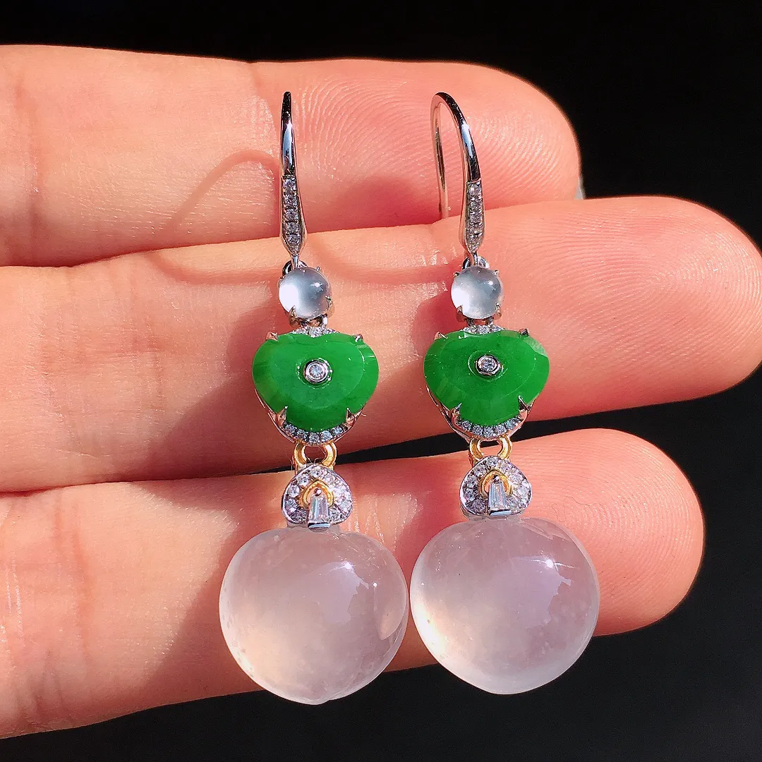 （冰+绿）二合一耳坠，色泽均匀艳丽，玉质细腻，荧光感超
强，饱满圆润，尽显优雅气质，18k
金豪华镶嵌