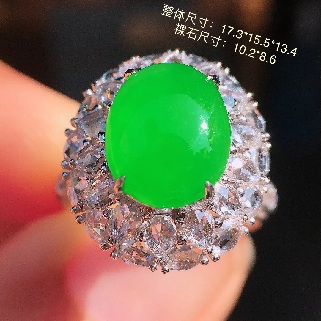 阳绿蛋面戒指，色泽均匀艳丽，玉质细腻，荧光感超
强，饱满圆润，尽显优雅气质，18k
金豪华镶嵌