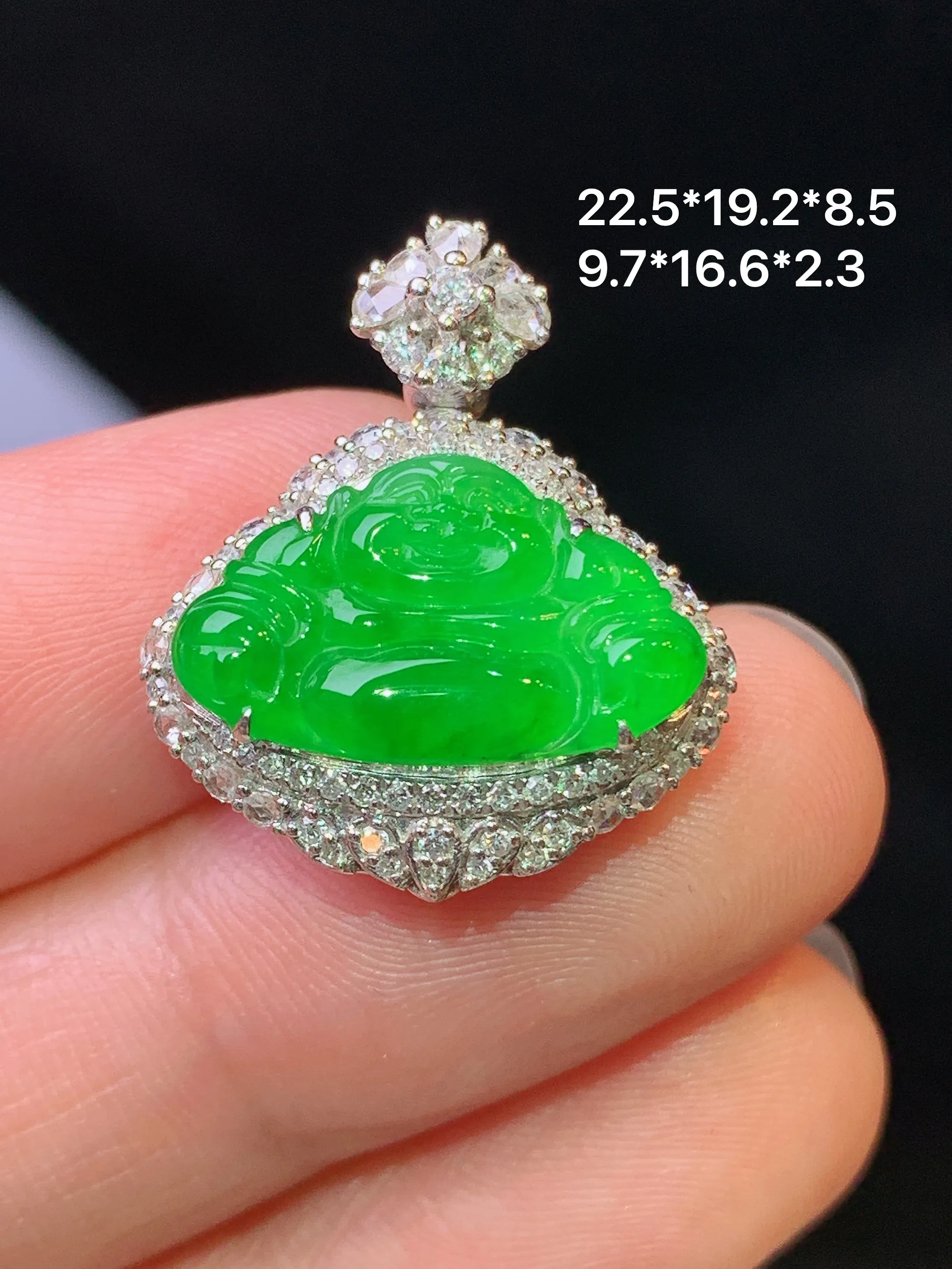 18k金钻镶嵌满绿佛公吊坠 玉质细腻 水润亮眼 色泽艳丽 整体尺寸22.5*19.2*8.5