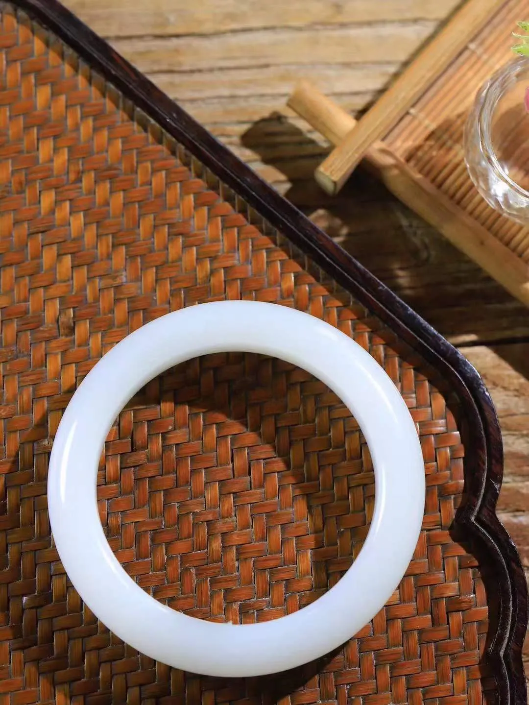 （一见倾心.手镯）

收藏级️和田玉白玉手镯，玉质温润细腻 油性十足 手感舒适，高华雅逸，线条流畅，简约大气，美自天成，素雅高贵。佩戴于腕间，婉约之美，举手投足间透出那低调奢华。重72.5克  尺寸57.5-13.6-10.3mm  56120836A