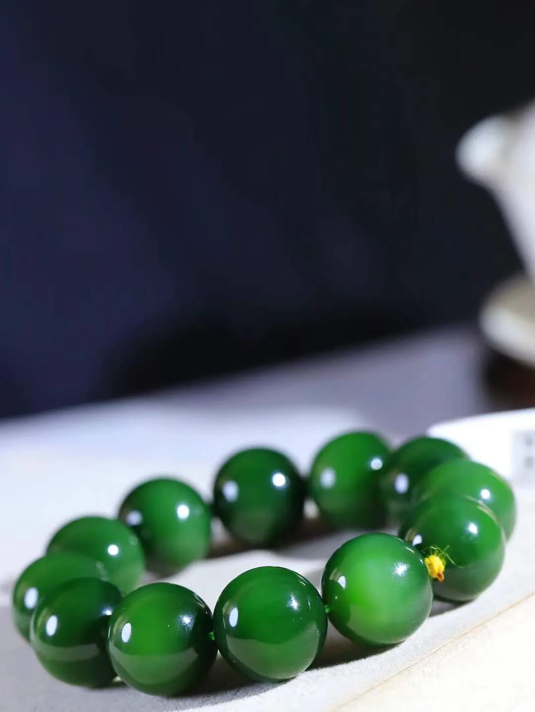 【珠圆玉润.手串】

收藏级臻品️和田玉碧玉珠圆玉润手串 玉质温润细腻  整串打磨圆润，佩戴舒适。