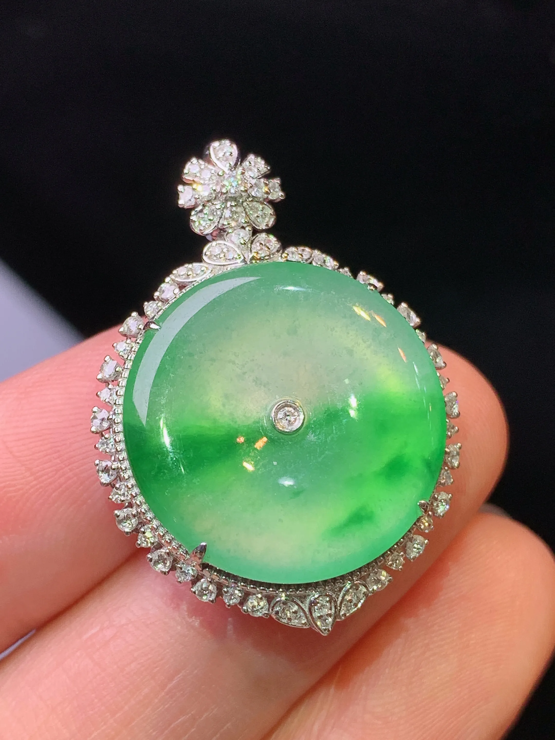 18k金钻镶嵌飘绿平安扣吊坠 玉质细腻 水润亮眼 色泽艳丽 整体尺寸30.6*22*9