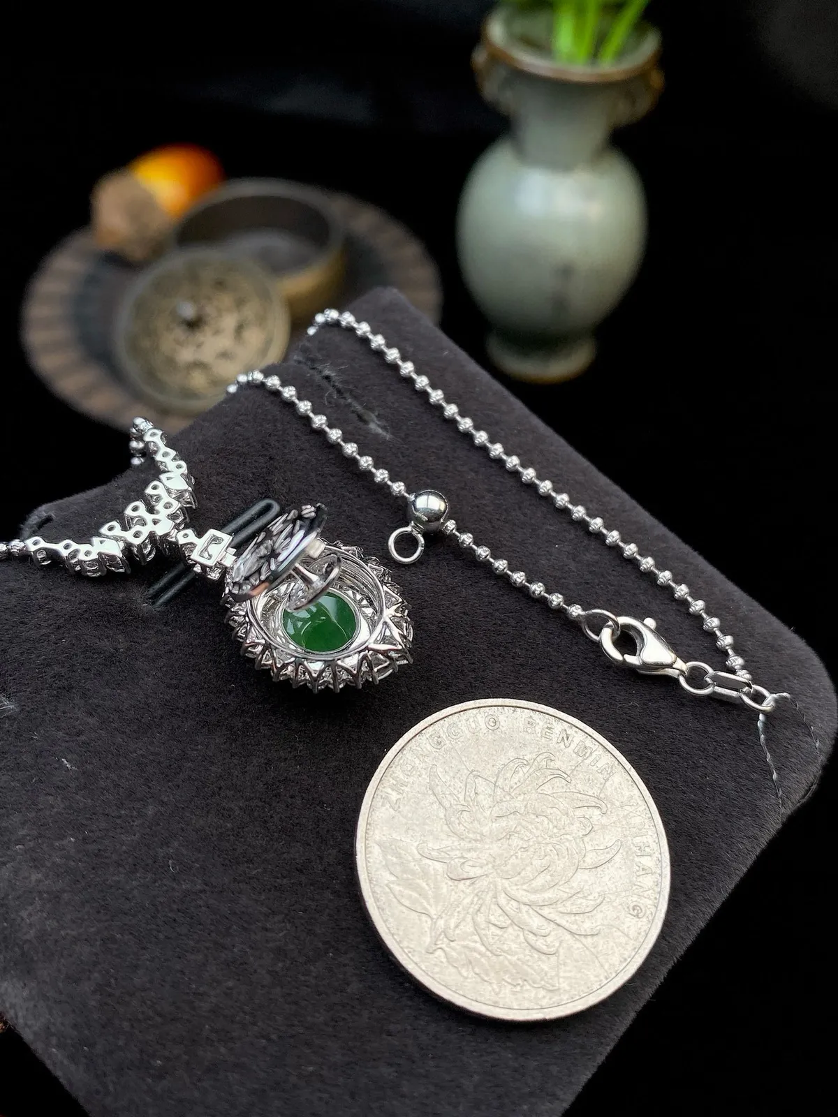 【冰种满绿蛋面吊坠】质地细腻，种水上乘，通透闪亮，晶莹剔透。18K金钻精美镶嵌，裸石尺寸11.8*10*4.5毫米