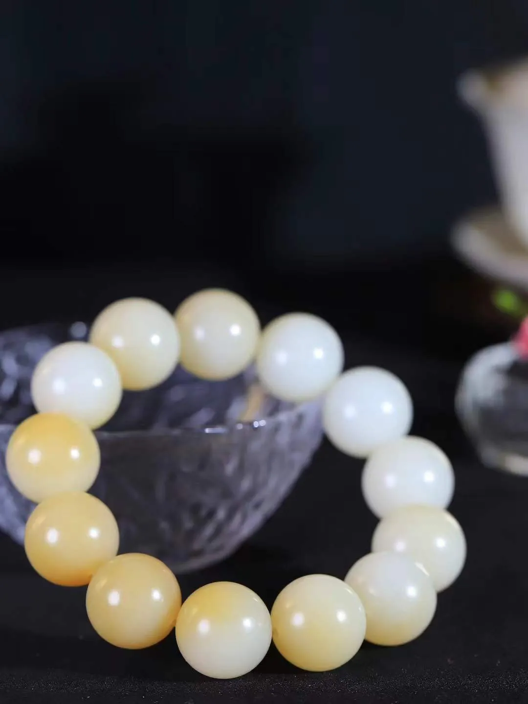 【珠圆玉润.手串】

精品和田玉糖白玉珠圆玉润手串 玉质温润细腻  整串打磨圆润，佩戴舒适。珠珠落玉盘，间关莺语花底滑，一生美好时光，无论身在何处，都有它相伴相守。事事顺遂，幸福美满，吉祥如意。重106.6克 尺寸取一17.5mm  FD L-79120868