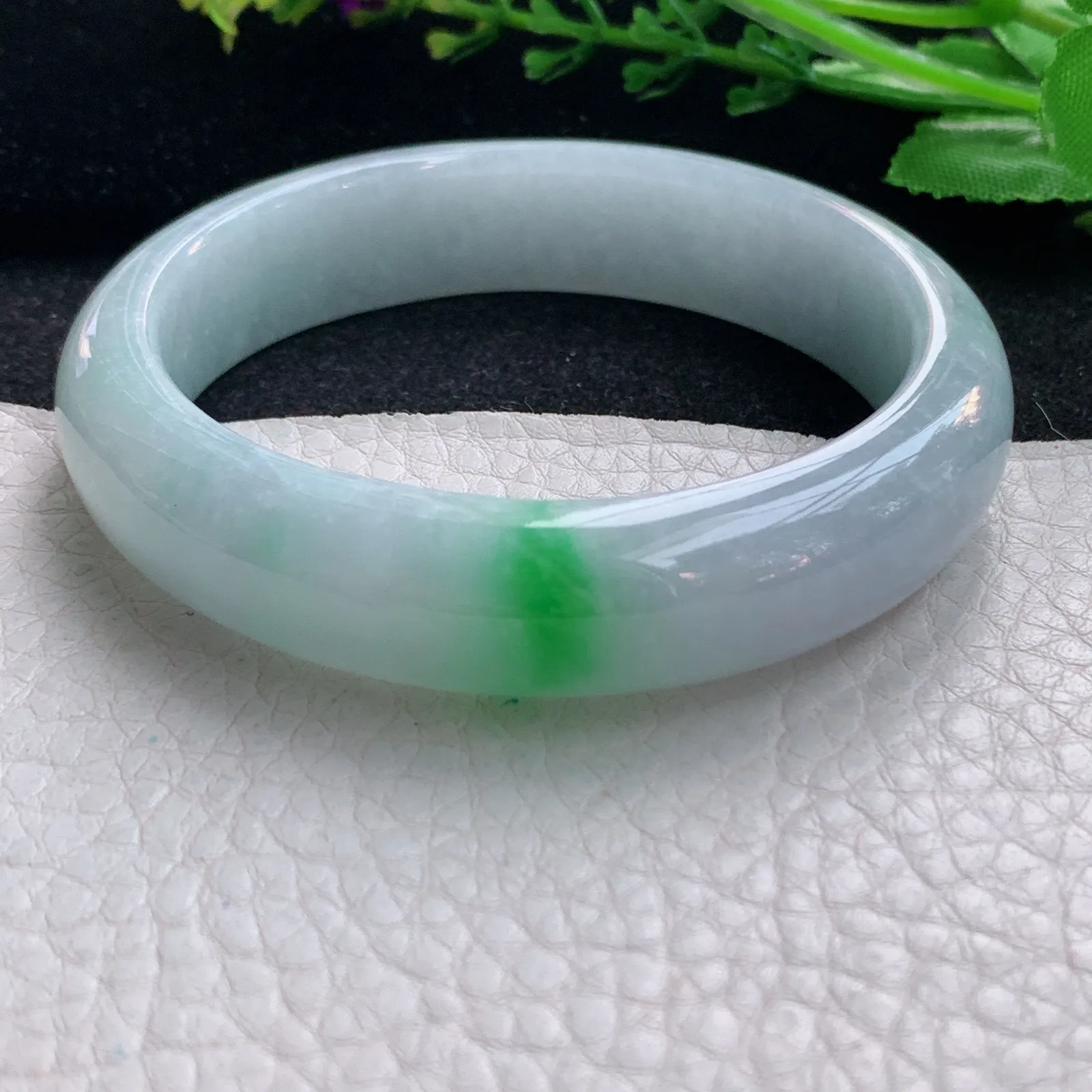 js自然光57.5*14.2*8平安镯 天然缅甸翡翠飘绿清新宽边玉手镯 珠宝玉手环