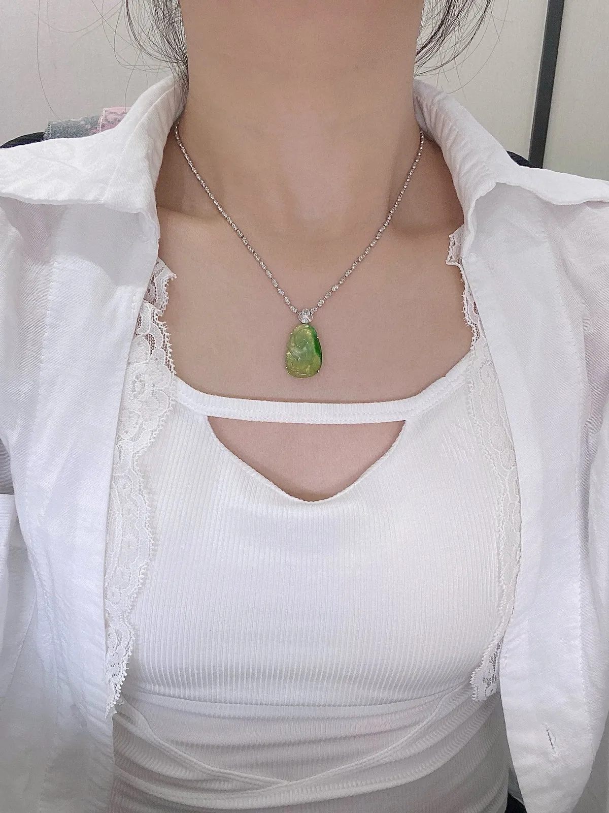 【冰种黄加绿如意吊坠】种水很好，颜色漂亮，浓郁纯正，上身佩戴效果上佳，冰润通透，晶莹闪亮，18K金钻镶嵌，裸石尺寸22.4*15.4*2.8毫米