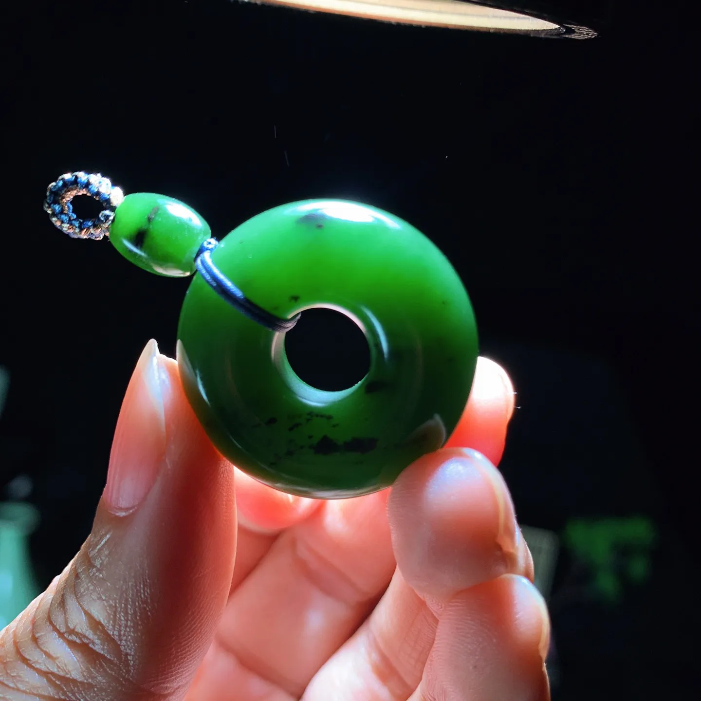 和田玉红皮料菠菜绿俄罗斯碧玉怀古平安环挂件。尺寸29/11重17克。玉质细腻油润。手推出油。佩戴高端典雅。lt251208