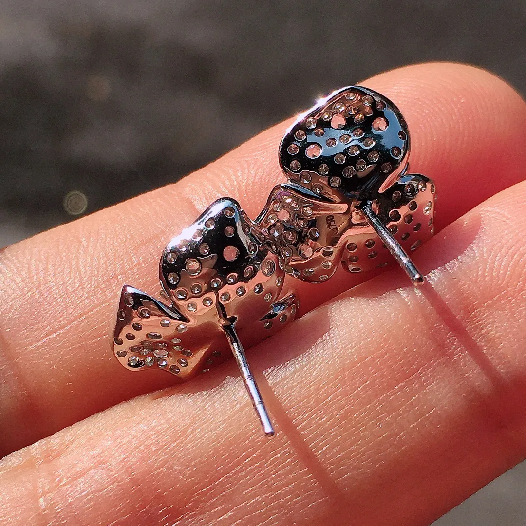 紫罗兰蛋面耳钉，色泽均匀艳丽，玉质细腻，荧光感超
强，饱满圆润，尽显优雅气质，18k
金豪华镶嵌