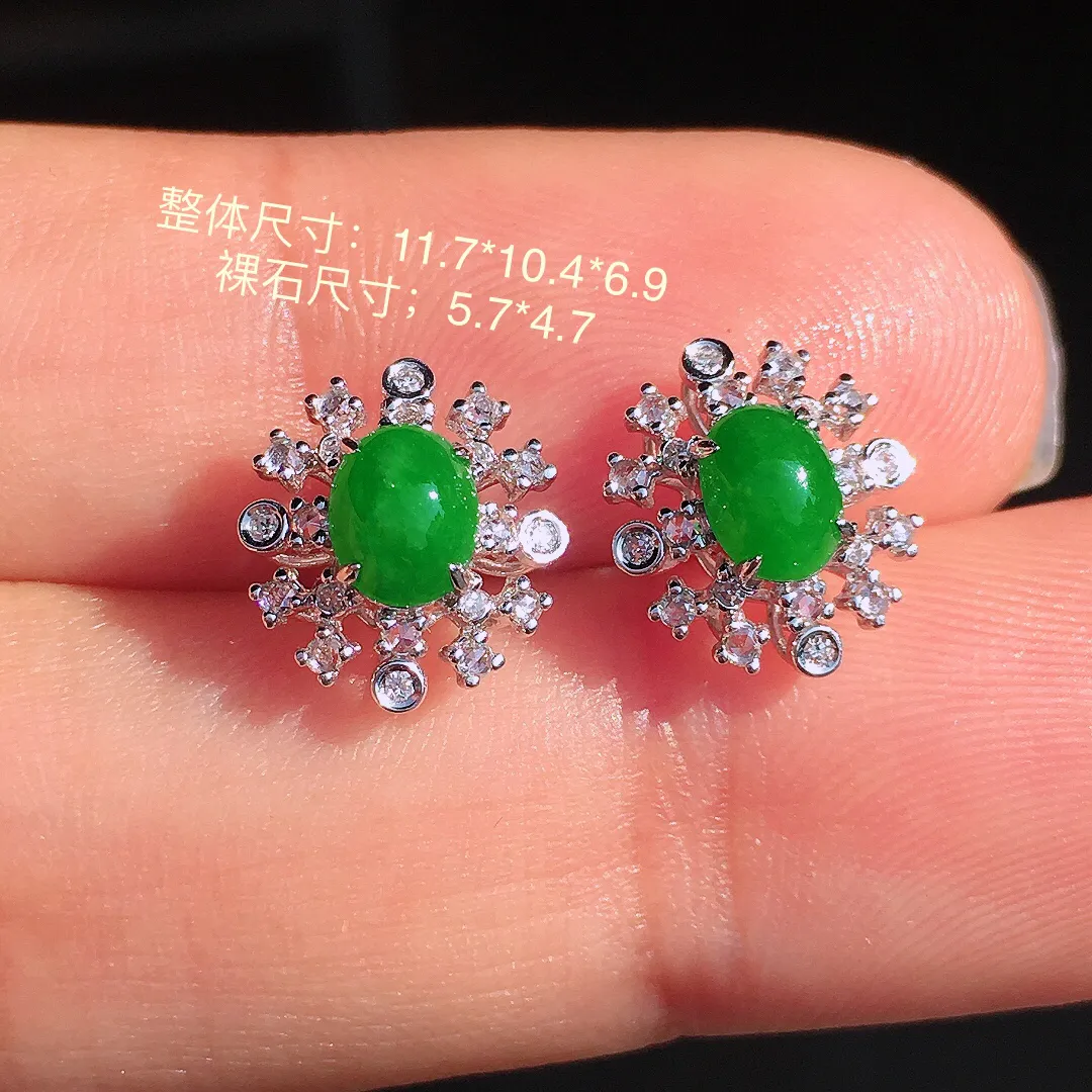 阳绿蛋面耳钉，色泽均匀艳丽，玉质细腻，荧光感超
强，饱满圆润，尽显优雅气质，18k
金豪华镶嵌