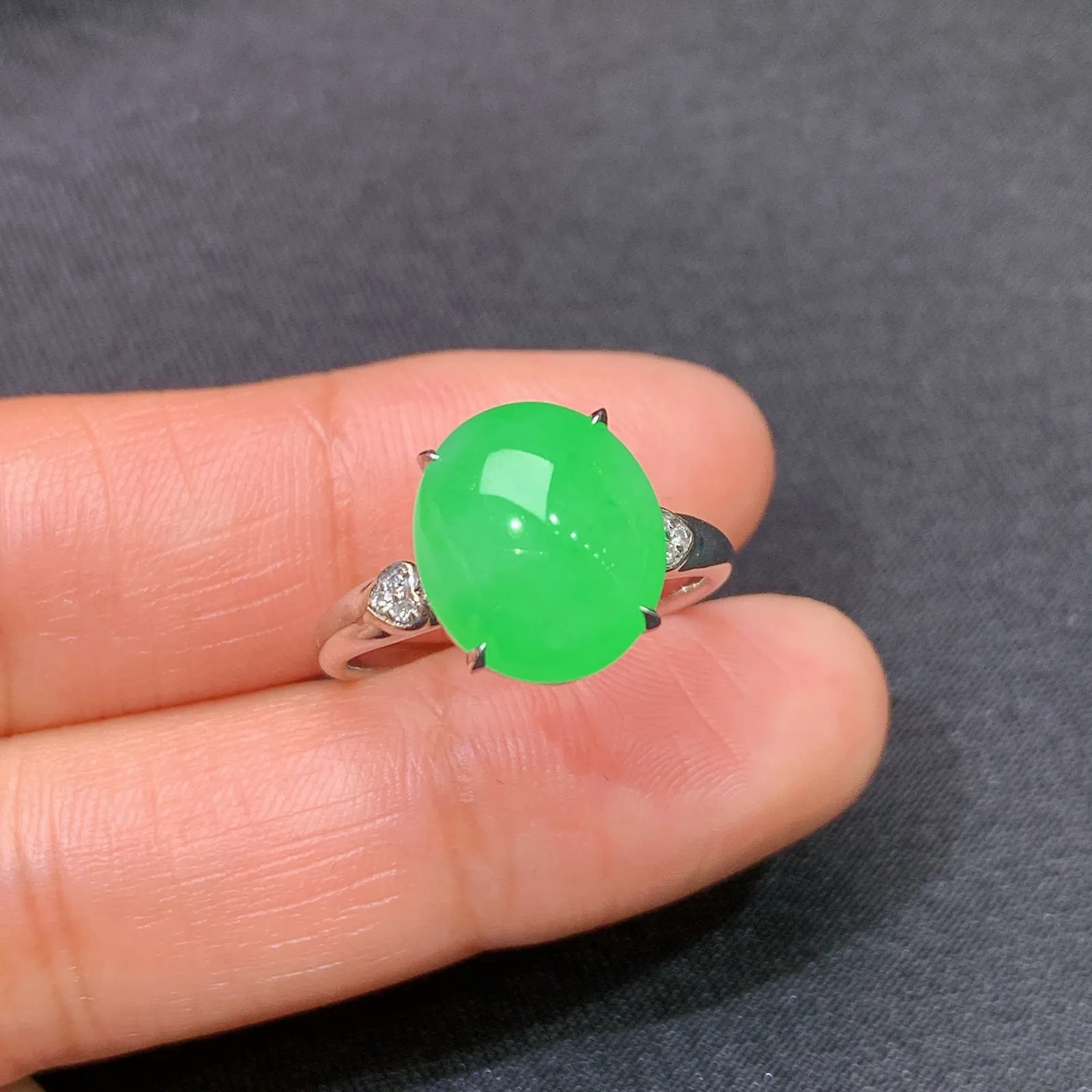 冰甜绿蛋面戒指，18镶嵌佳品，简约时尚，冰润色阳，种水足，Jc 圈口14 尺寸11.7*10*4.