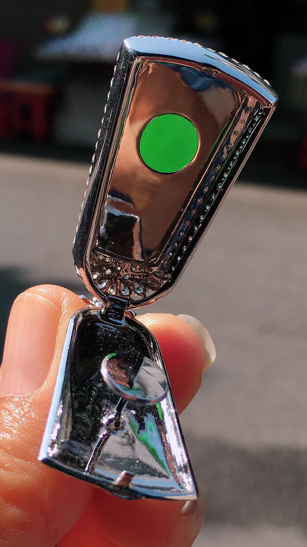 阳绿无事牌吊坠，色泽均匀艳丽，玉质细腻，荧光感超
强，饱满圆润，尽显优雅气质，18k
金豪华镶嵌