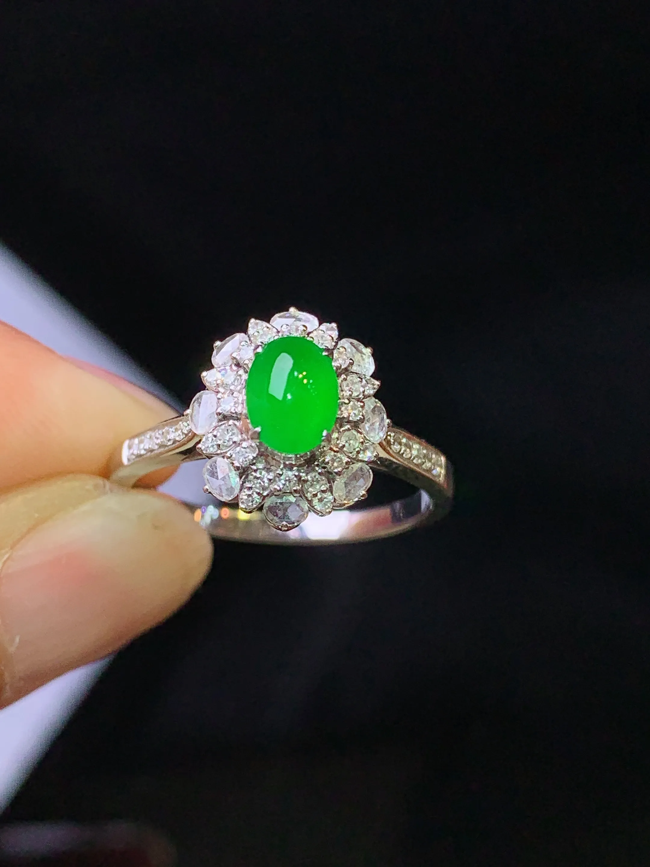 18k金钻镶嵌满绿蛋面戒指 玉质细腻 水润亮眼 色泽艳丽 圈口12.5 整体尺寸11.5*10*8.