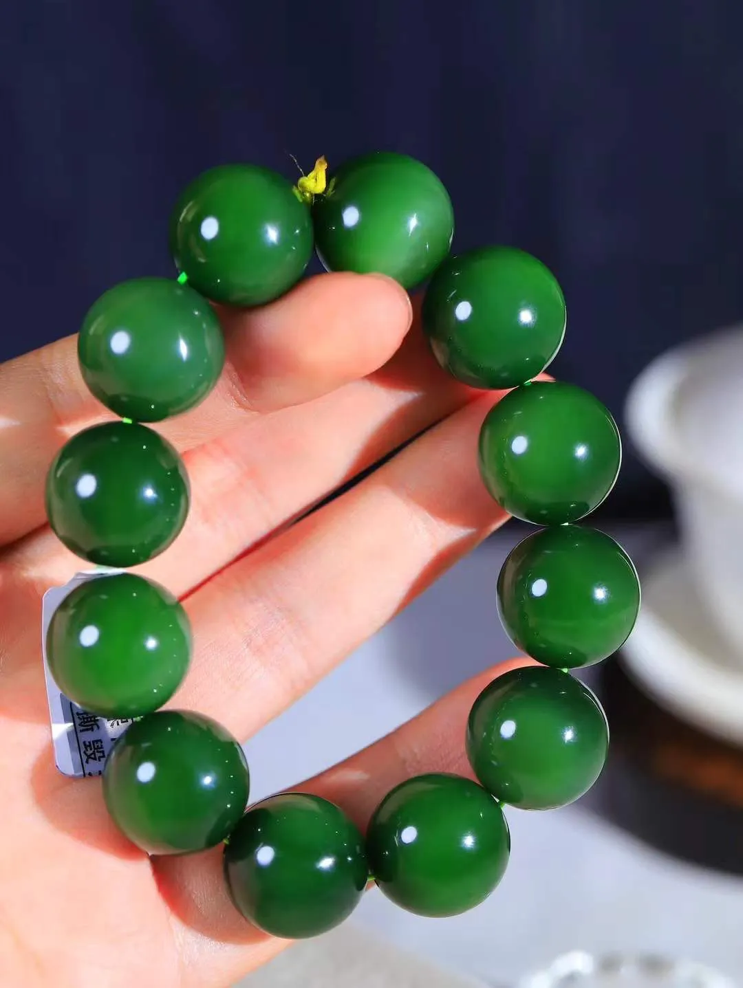【珠圆玉润.手串】

收藏级臻品️和田玉碧玉珠圆玉润手串 玉质温润细腻  整串打磨圆润，佩戴舒适。珠珠落玉盘，间关莺语花底滑，一生美好时光，无论身在何处，都有它相伴相守。事事顺遂，幸福美满，吉祥如意。重129.2克 尺寸取一18.9mm  FD L-79120868