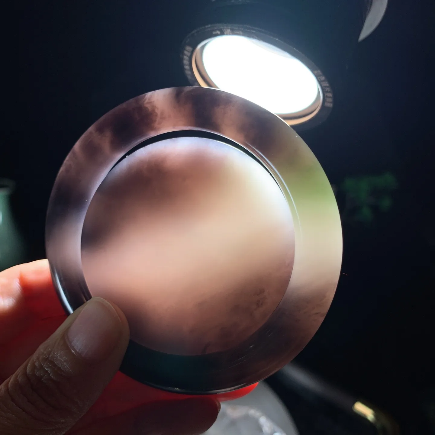 58圈口和田玉三色帝王紫翠青圆条手镯。58圈口条宽11厚11重137克。镯子心尺寸玉质细腻油润。手推出油。佩戴高端典雅。lt251208