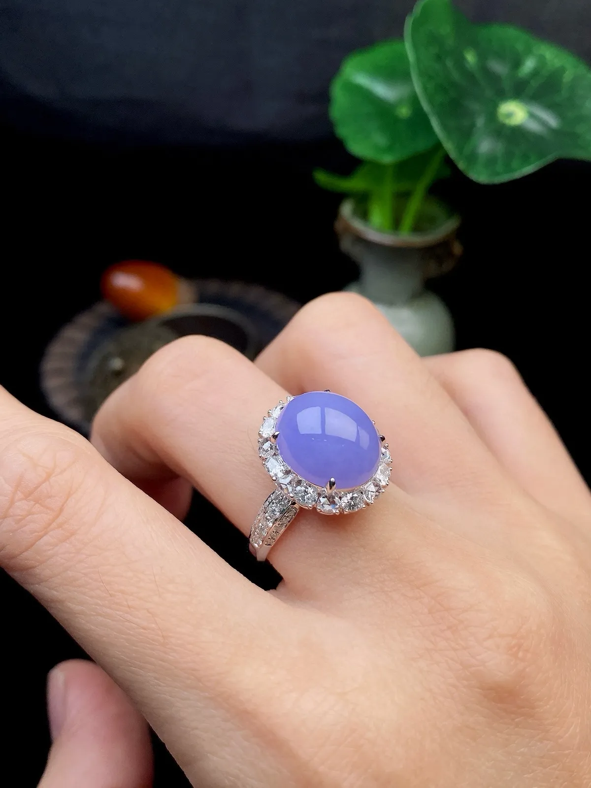 【冰种紫蛋面戒指】质地细腻，饱满度很好，晶莹剔透，18k金钻镶嵌，裸石尺寸12.6*10.9*5.2毫米