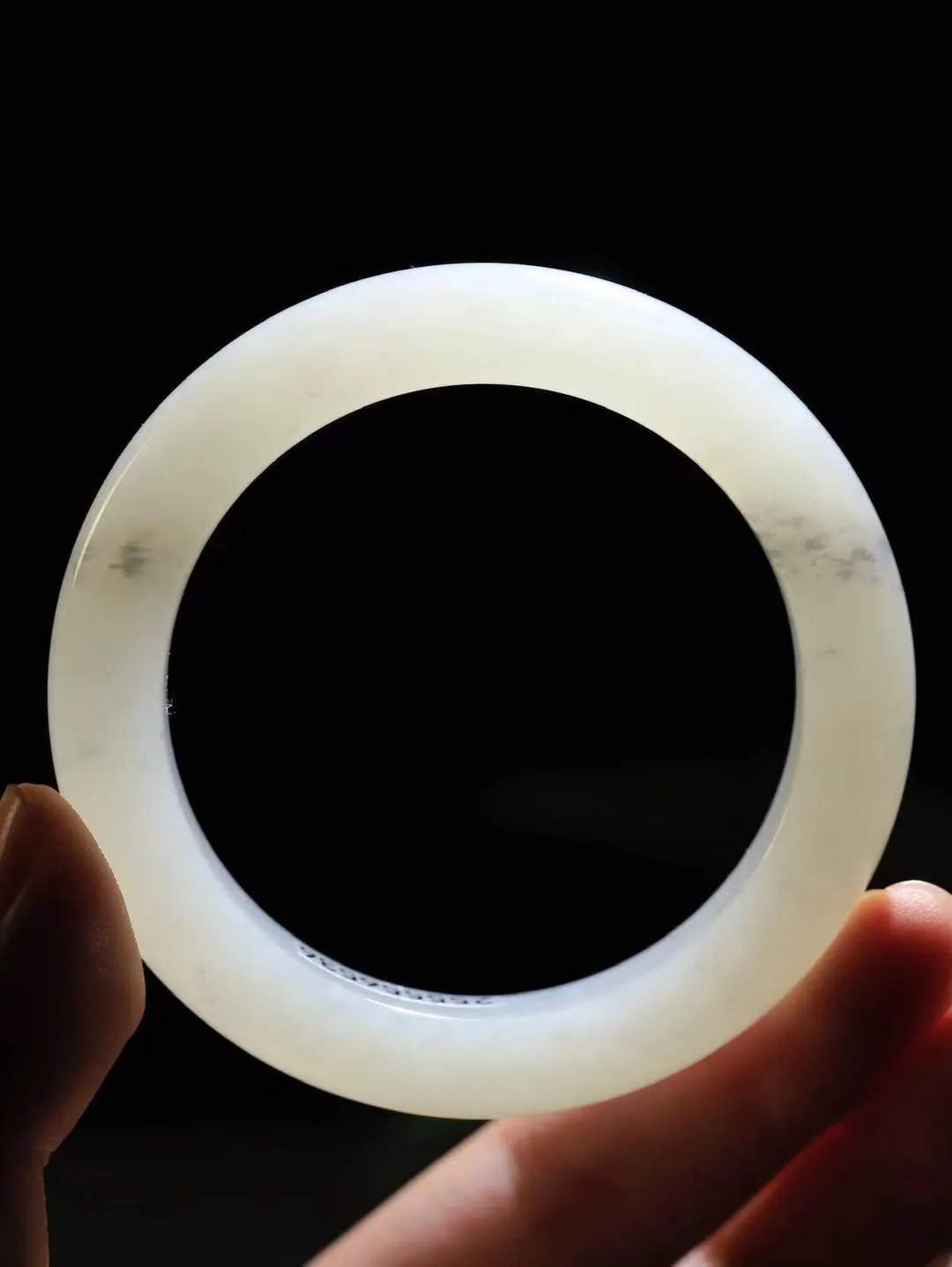 【情有独钟.手镯】

精品和田玉飘花双色手镯 玉质温润细腻 油性十足 手感舒适，高华雅逸，线条流畅，简约大气，美自天成，素雅高贵。佩戴于腕间，婉约之美，举手投足间透出那低调奢华。重62.5克 内径53.5mm 尺寸12.6-10mm   FDA-79123851