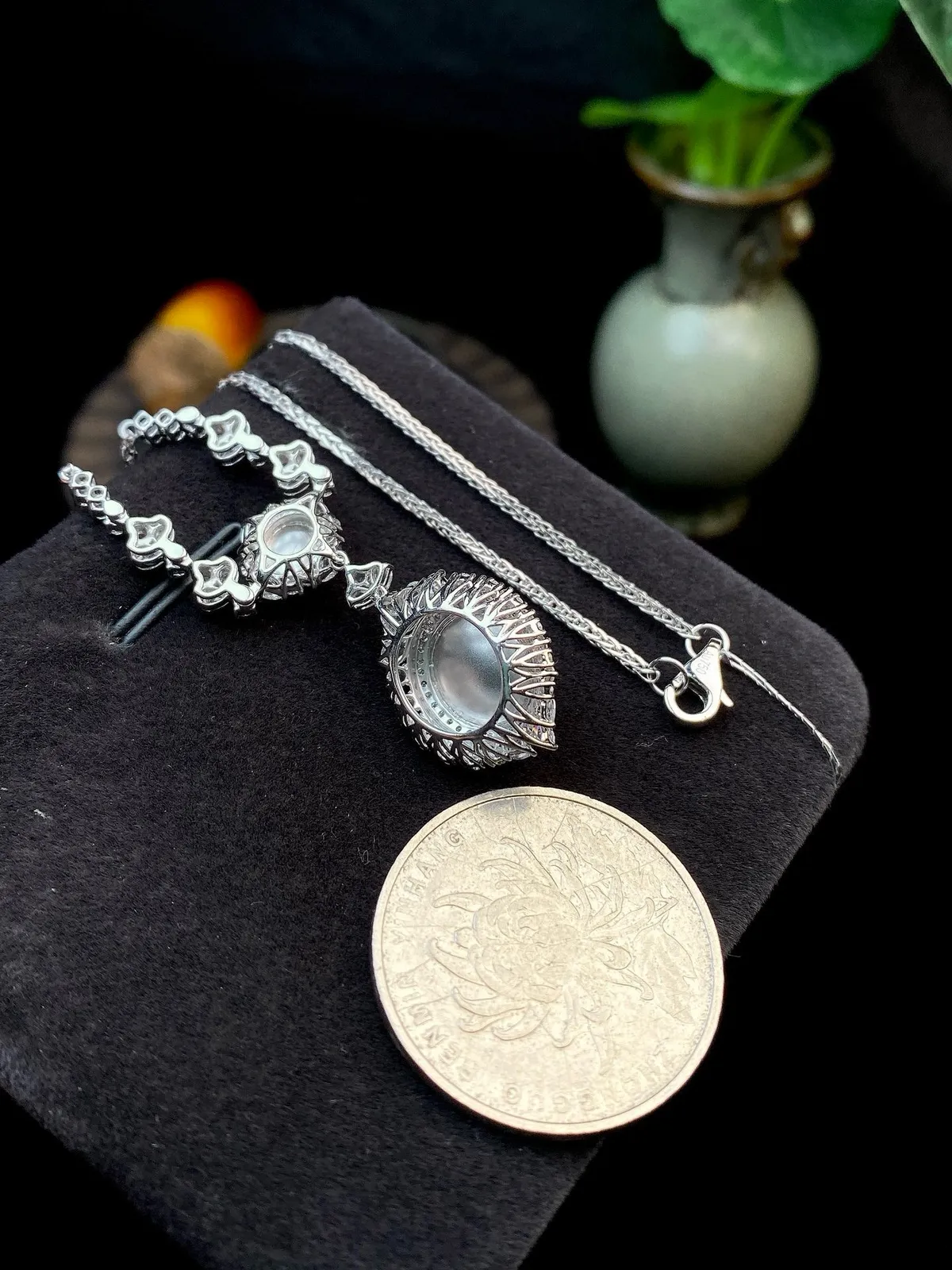 【冰种蛋面吊坠】种水很不错、细腻水润，形状很饱满，收藏品质，18K金钻镶嵌，裸石尺寸9.9*9.1*4毫米