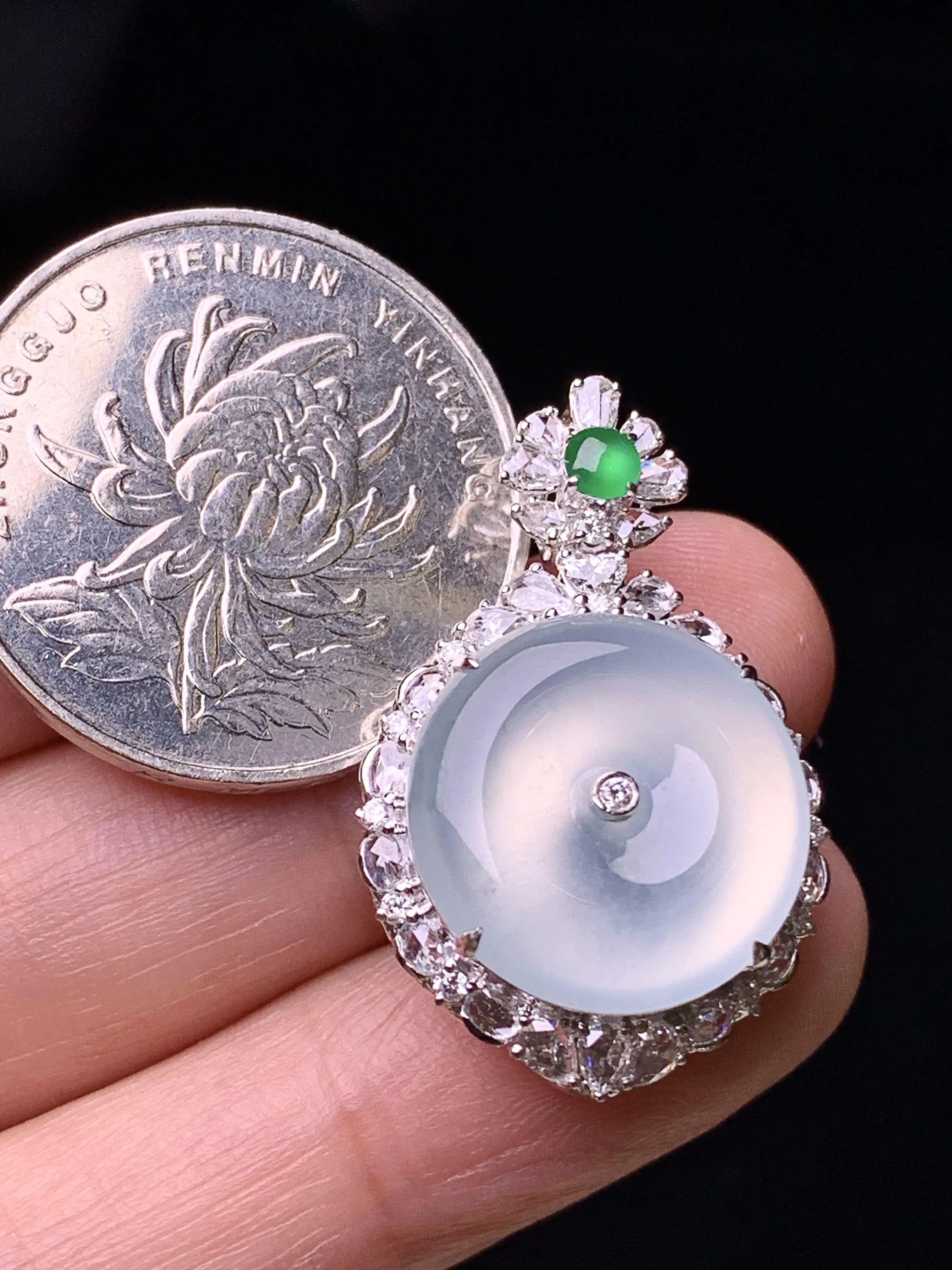 18k金钻镶嵌冰种平安扣吊坠 玉质细腻 水润亮眼 色泽艳丽 整体尺寸29.8*19*9.6