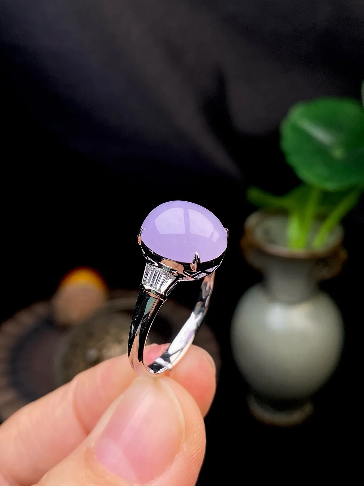 【冰种紫蛋面戒指】质地细腻，饱满度很好，晶莹剔透，18k金钻镶嵌，裸石尺寸11.1*10*5毫米