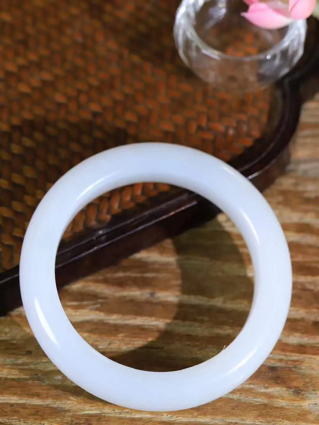 （一见倾心.手镯）

收藏级️和田玉白玉手镯，玉质温润细腻 油性十足 手感舒适，高华雅逸，线条流畅