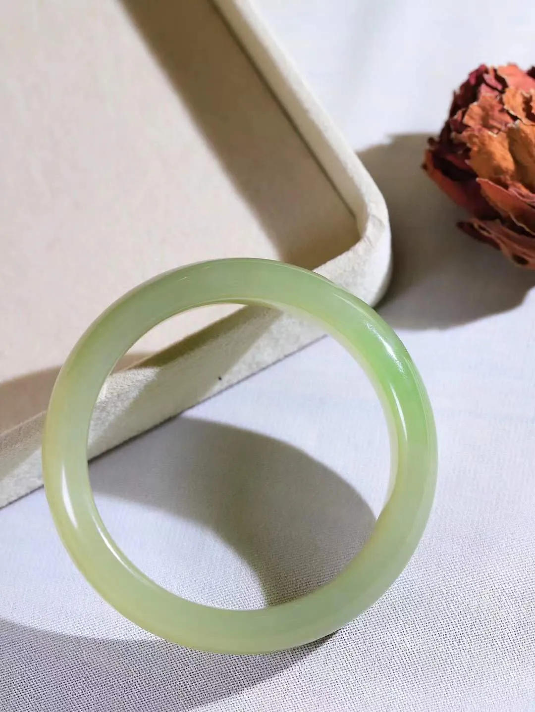 【翠色怡人.手镯】

精品和田玉翠青手镯，精品超级美镯，玉质细腻饱满，️温润脂香，仙雾缥缈，怡静如画，意蕴十足～，戴于腕间，神秘与高贵并存，给人以出尘的风雅，优美脱俗，气质非凡。重63.4克 内径57.5mm尺寸14.8-8.5mm19125800A