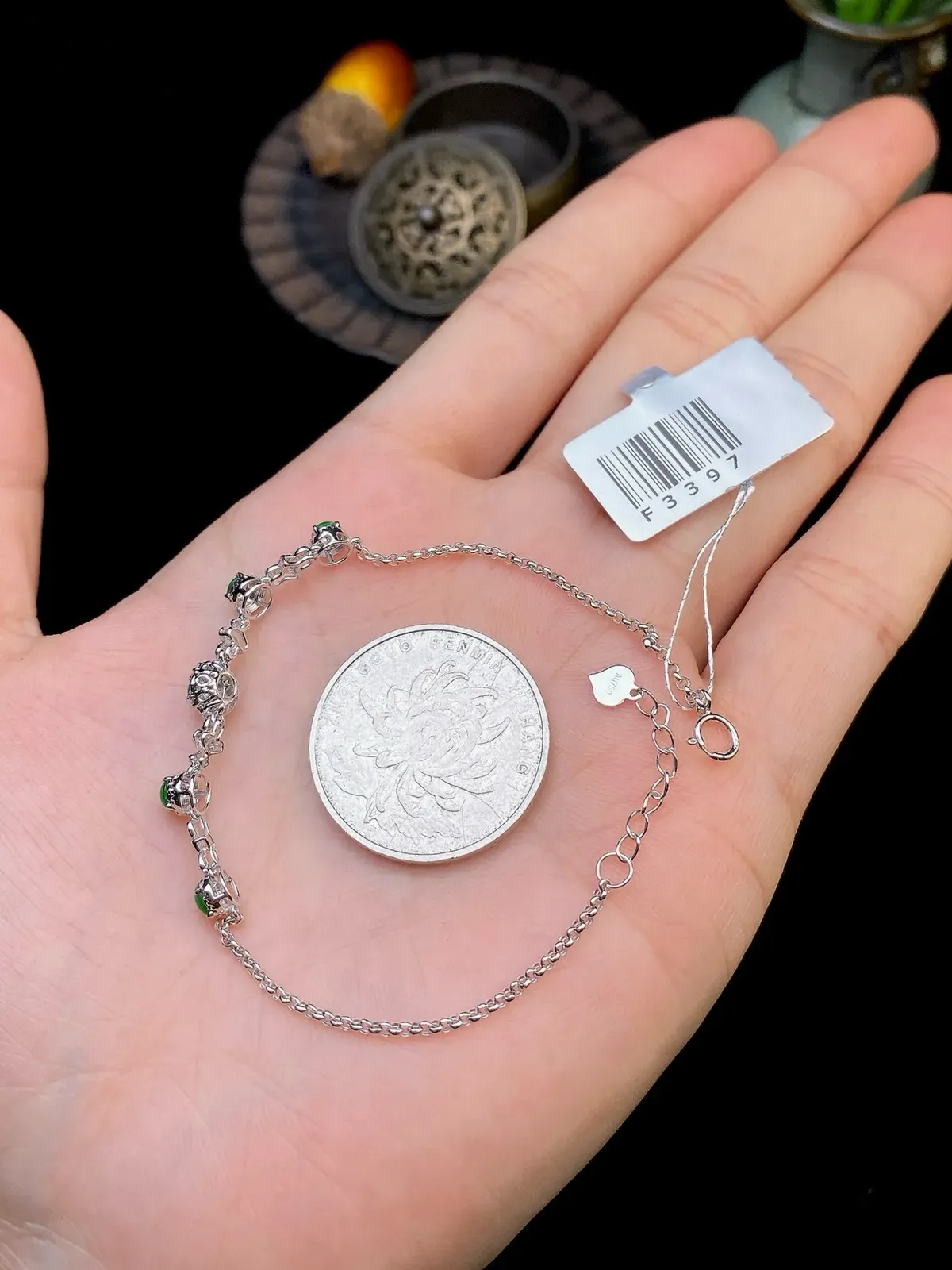 【冰种满绿蛋面镶嵌手链】颗颗冰透，饱满圆润，光泽闪耀，流行款，18K金搭配，裸石尺寸3.5*2.5毫米，总长185