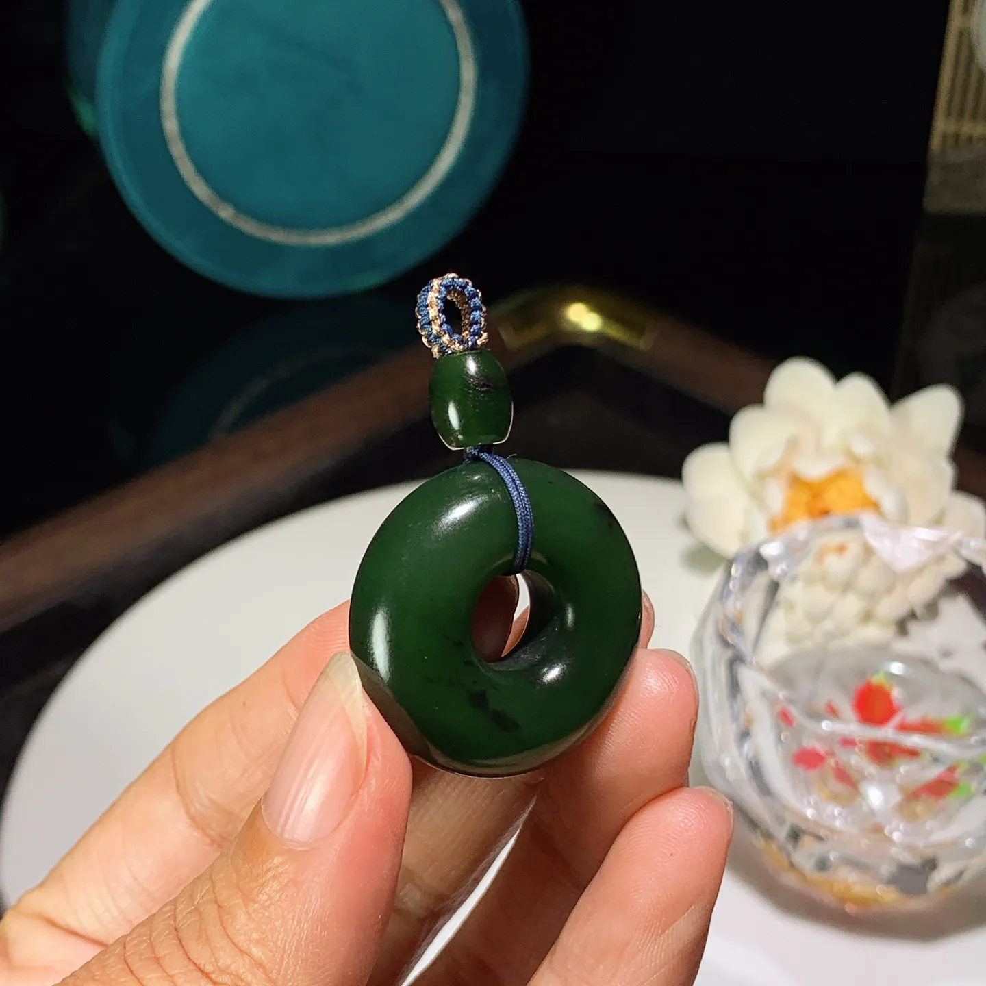 和田玉红皮料菠菜绿俄罗斯碧玉怀古平安环挂件。尺寸29/11重17克。玉质细腻油润。手推出油。佩戴高端典雅。lt251208