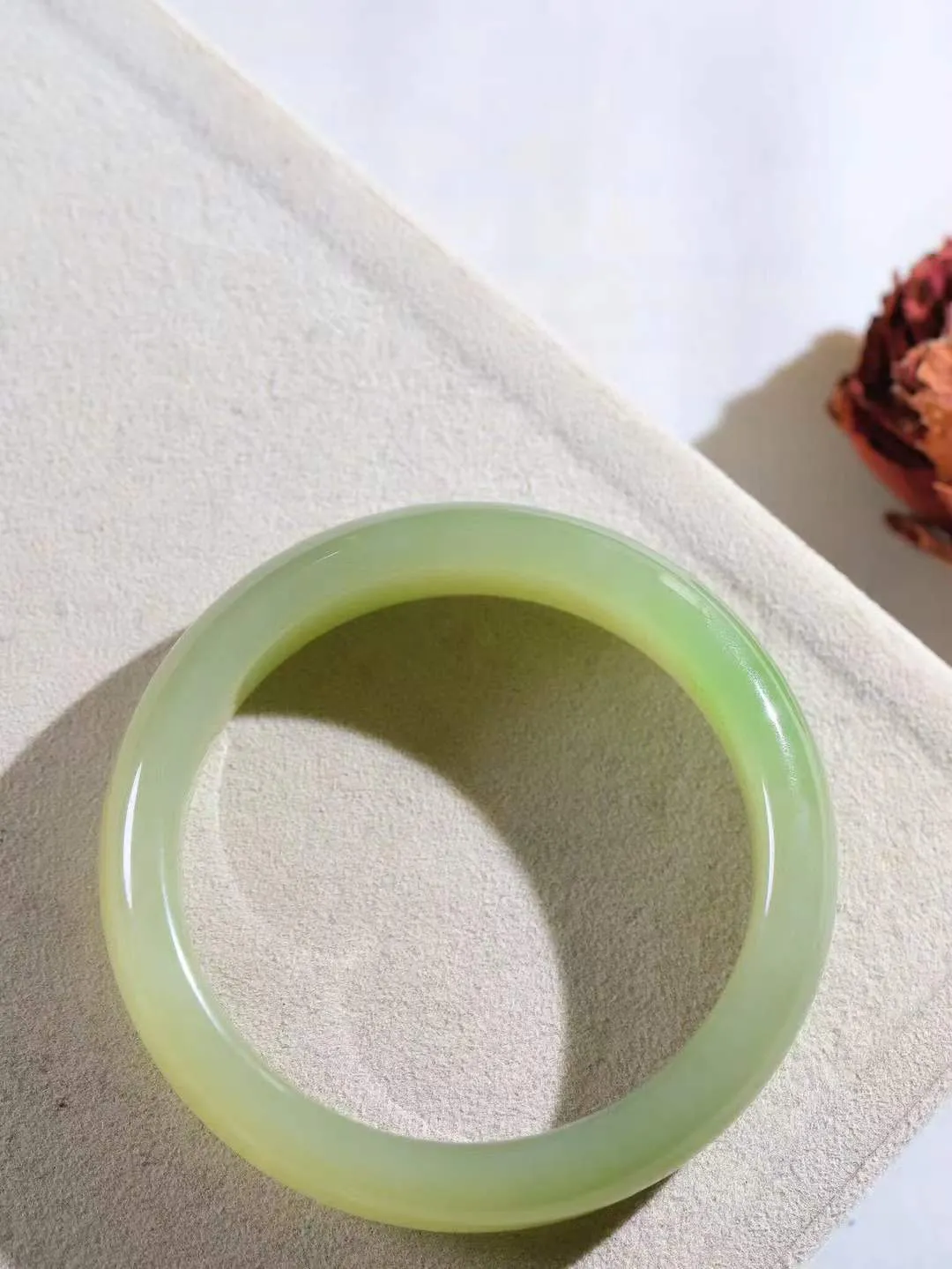 【翠色怡人.手镯】

精品和田玉翠青手镯，精品超级美镯，玉质细腻饱满，️温润脂香，仙雾缥缈，怡静如画，意蕴十足～，戴于腕间，神秘与高贵并存，给人以出尘的风雅，优美脱俗，气质非凡。重63.4克 内径57.5mm尺寸14.8-8.5mm19125800A