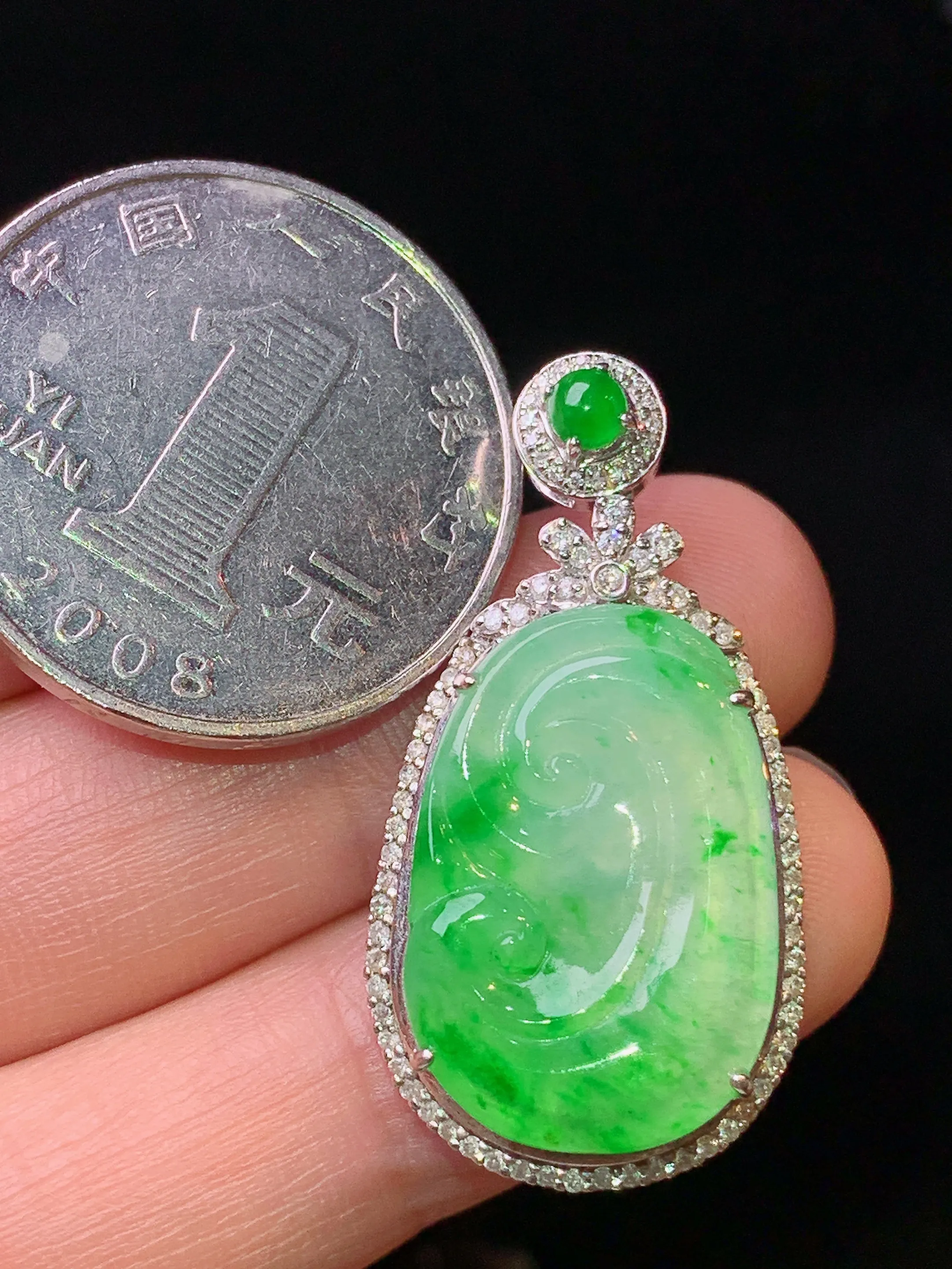 18k金钻镶嵌飘绿如意吊坠 玉质细腻 水润亮眼 色泽艳丽 整体尺寸33.7*17.3*6