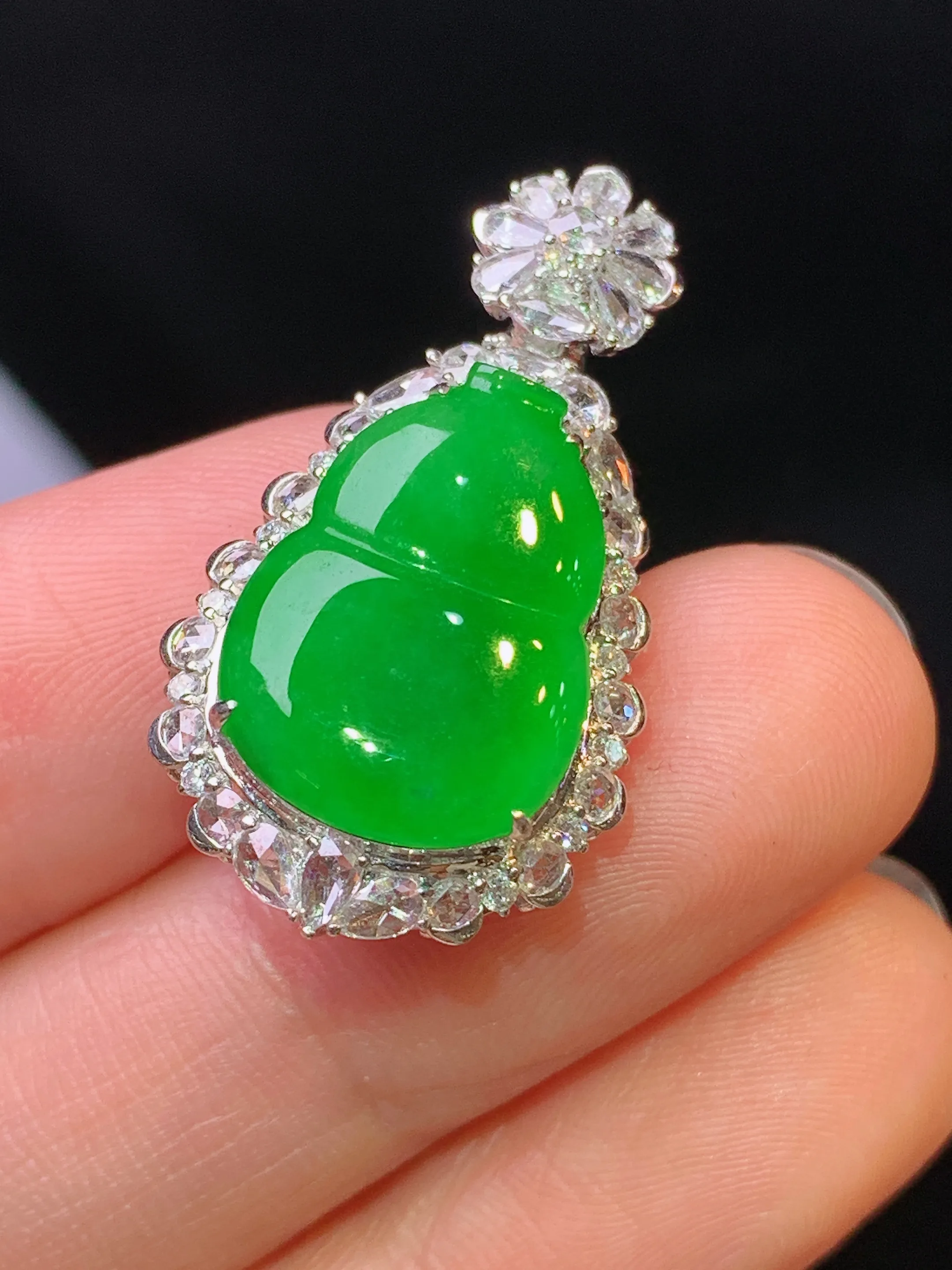 18k金钻镶嵌满绿葫芦吊坠 玉质细腻 水润亮眼 色泽艳丽 整体尺寸30*16.2*9.5