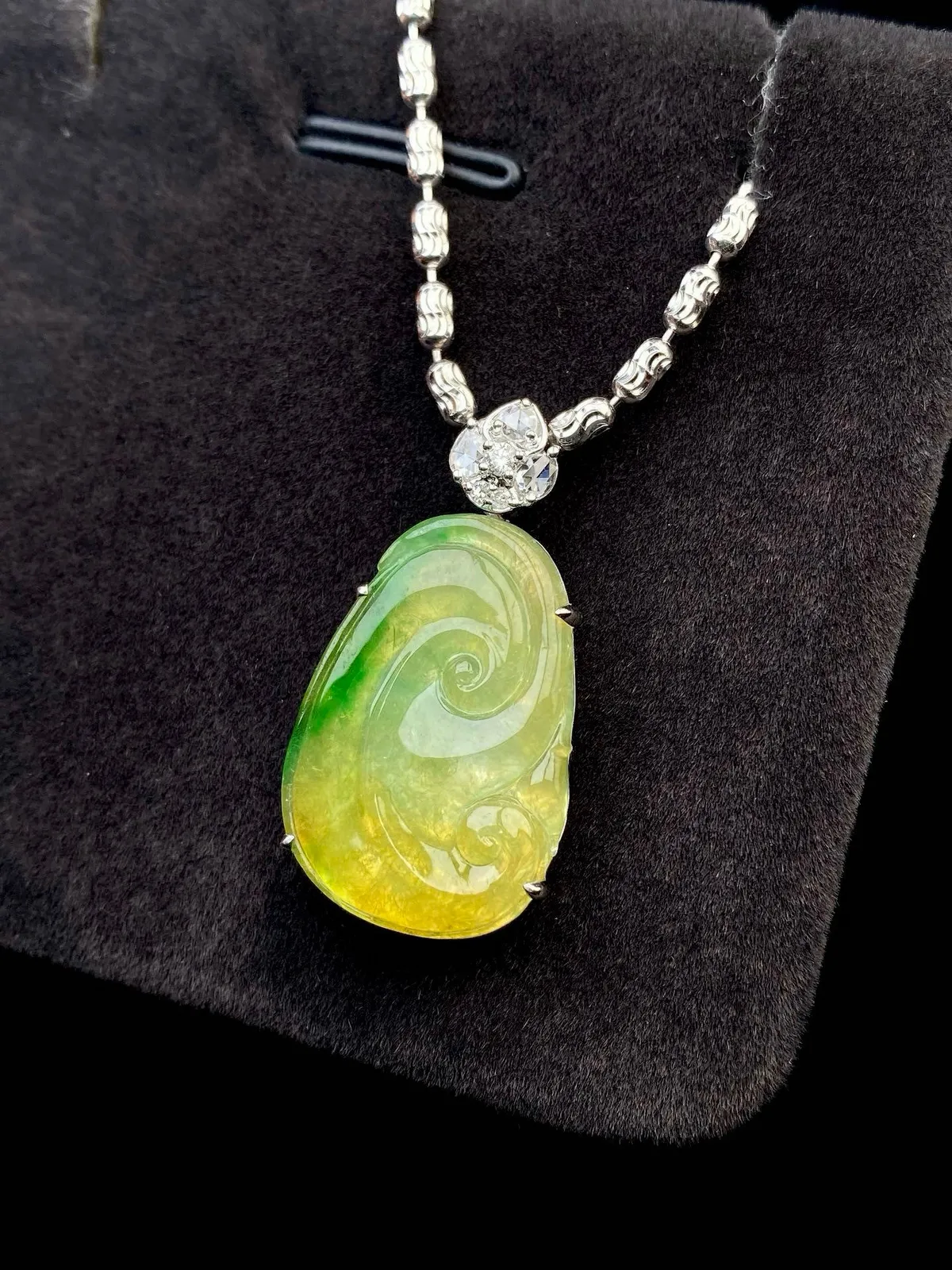 【冰种黄加绿如意吊坠】种水很好，颜色漂亮，浓郁纯正，上身佩戴效果上佳，冰润通透，晶莹闪亮，18K金钻