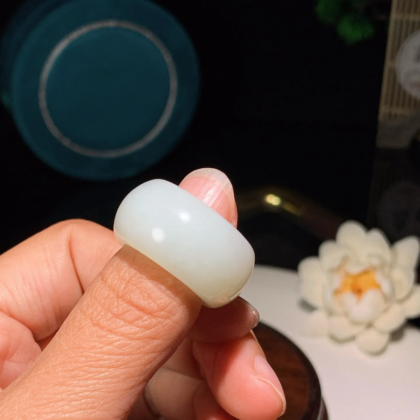 和田玉白玉戒指。白玉指环。内径18尺寸14/6重12克。白度一级。玉质细腻油润。手推出油。佩戴高端典雅。lt251208