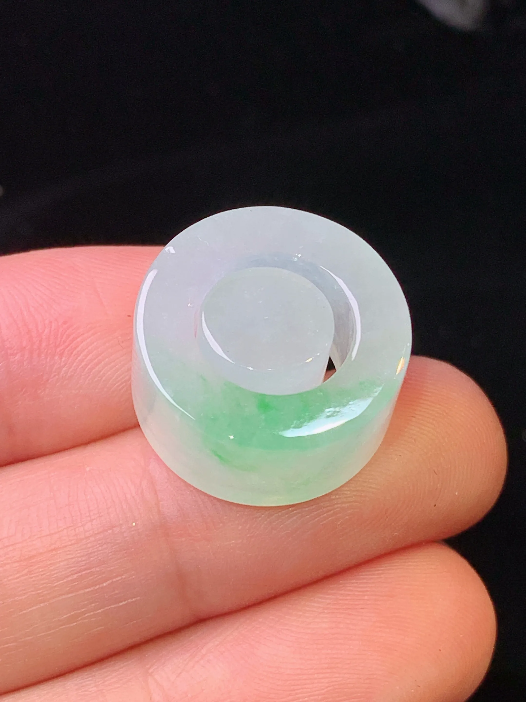 飘绿子母环吊坠 玉质细腻 水润亮眼 色泽艳丽 整体尺寸17.6*17.6*9