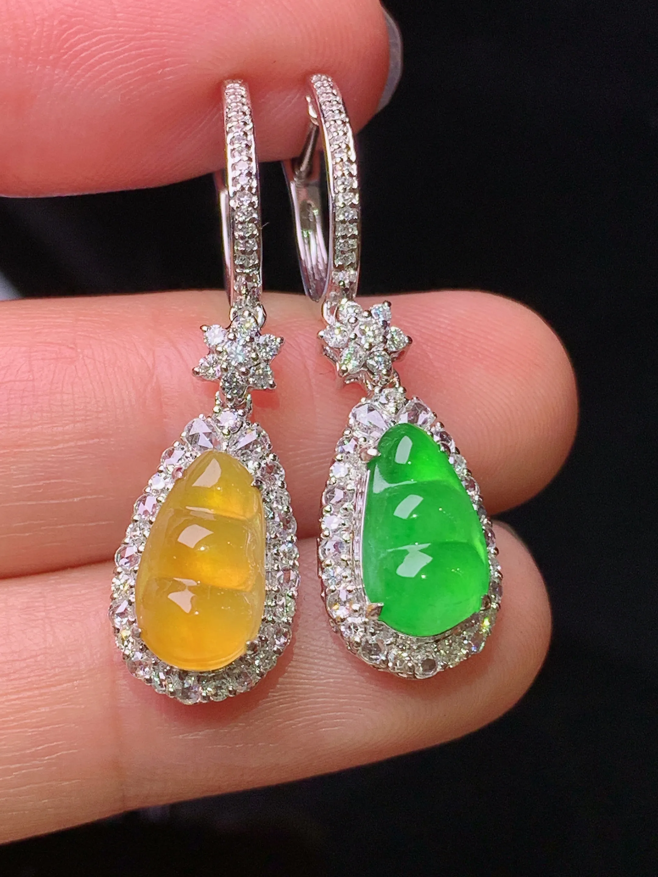 18k金钻镶嵌黄绿ab款四季豆耳坠 玉质细腻 水润亮眼 色泽艳丽 整体尺寸33.3*9.3*8.2