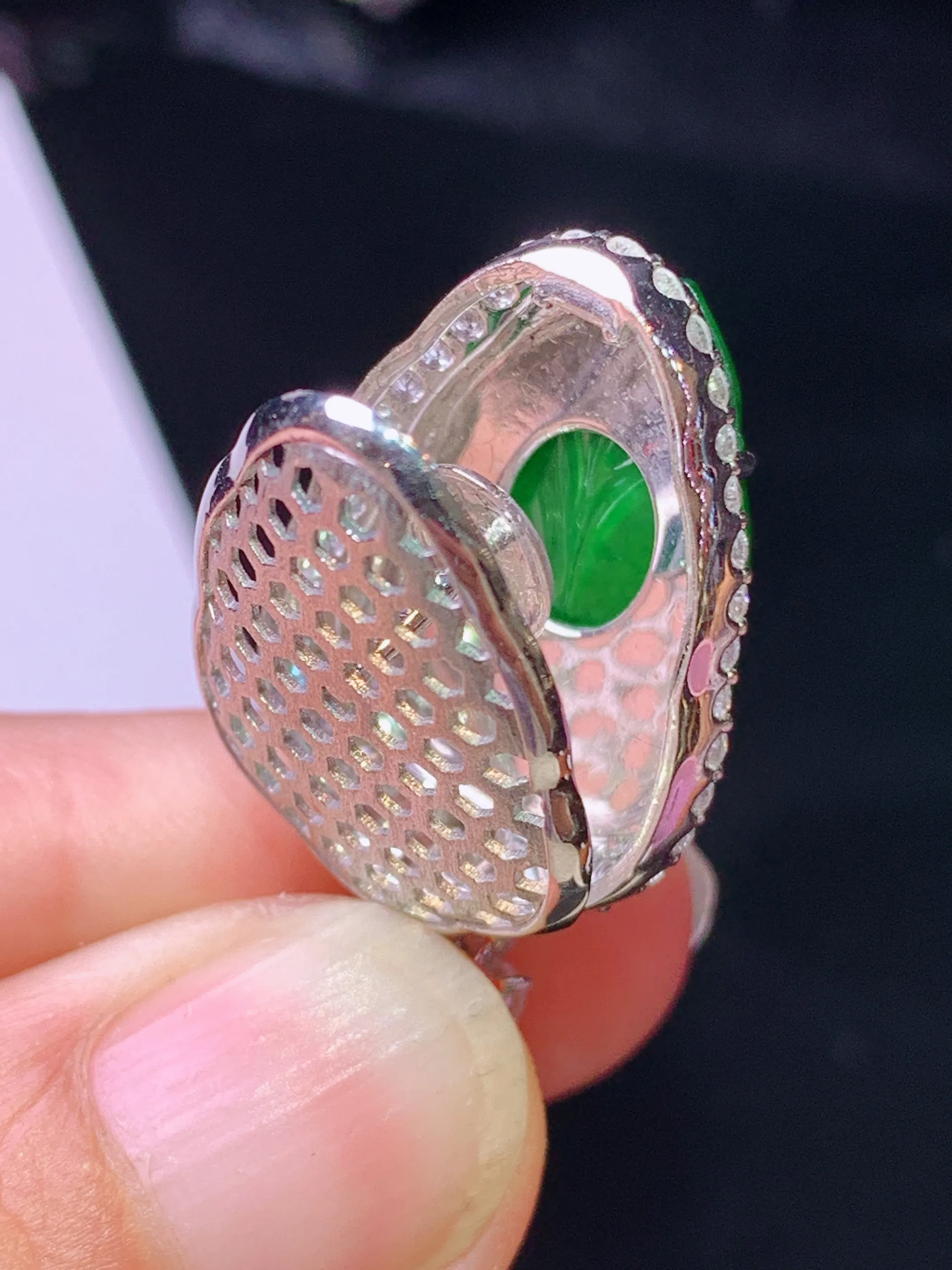 18k金钻镶嵌满绿树叶吊坠 玉质细腻 水润亮眼 色泽艳丽 整体尺寸30.3*16.7*9