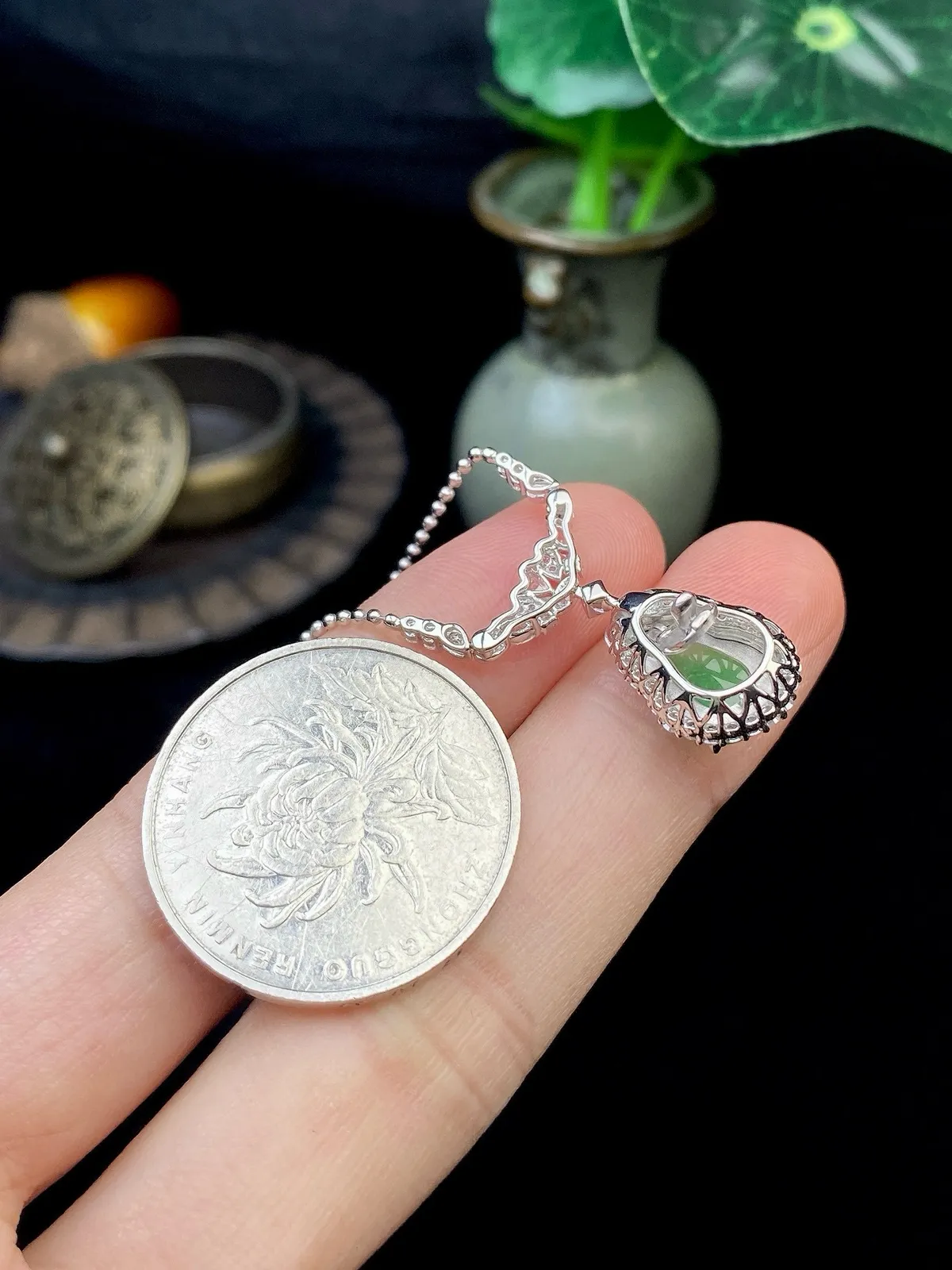 【冰种满绿葫芦吊坠】种水色俱全，冰透闪亮，通透感饱满度很好，18k金钻豪华镶嵌，裸石尺寸11.5*8.5*3.6毫米