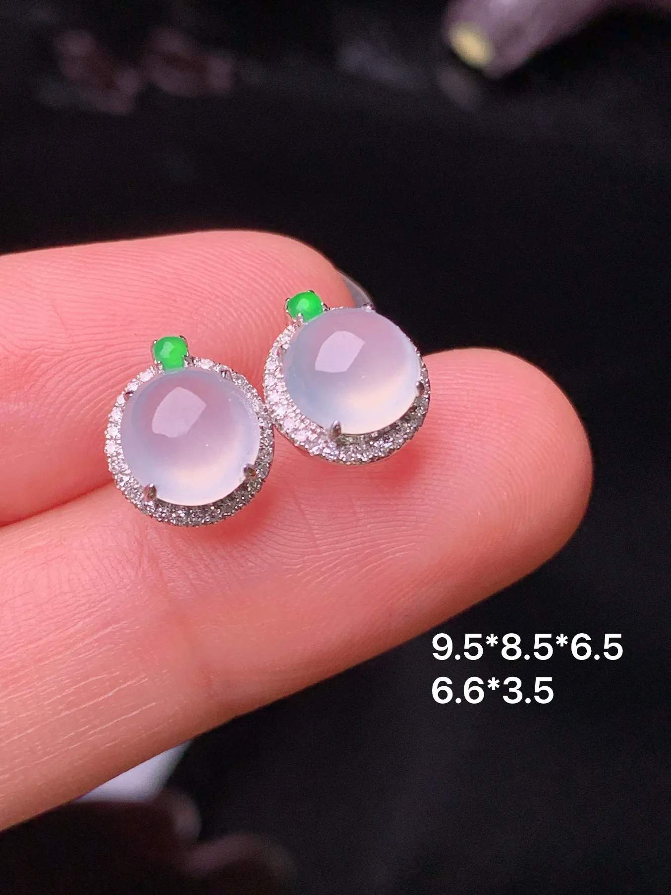 18k金钻镶嵌冰种蛋面耳钉 玉质细腻 水润亮眼 色泽艳丽 整体尺寸9.5*8.5*6.5