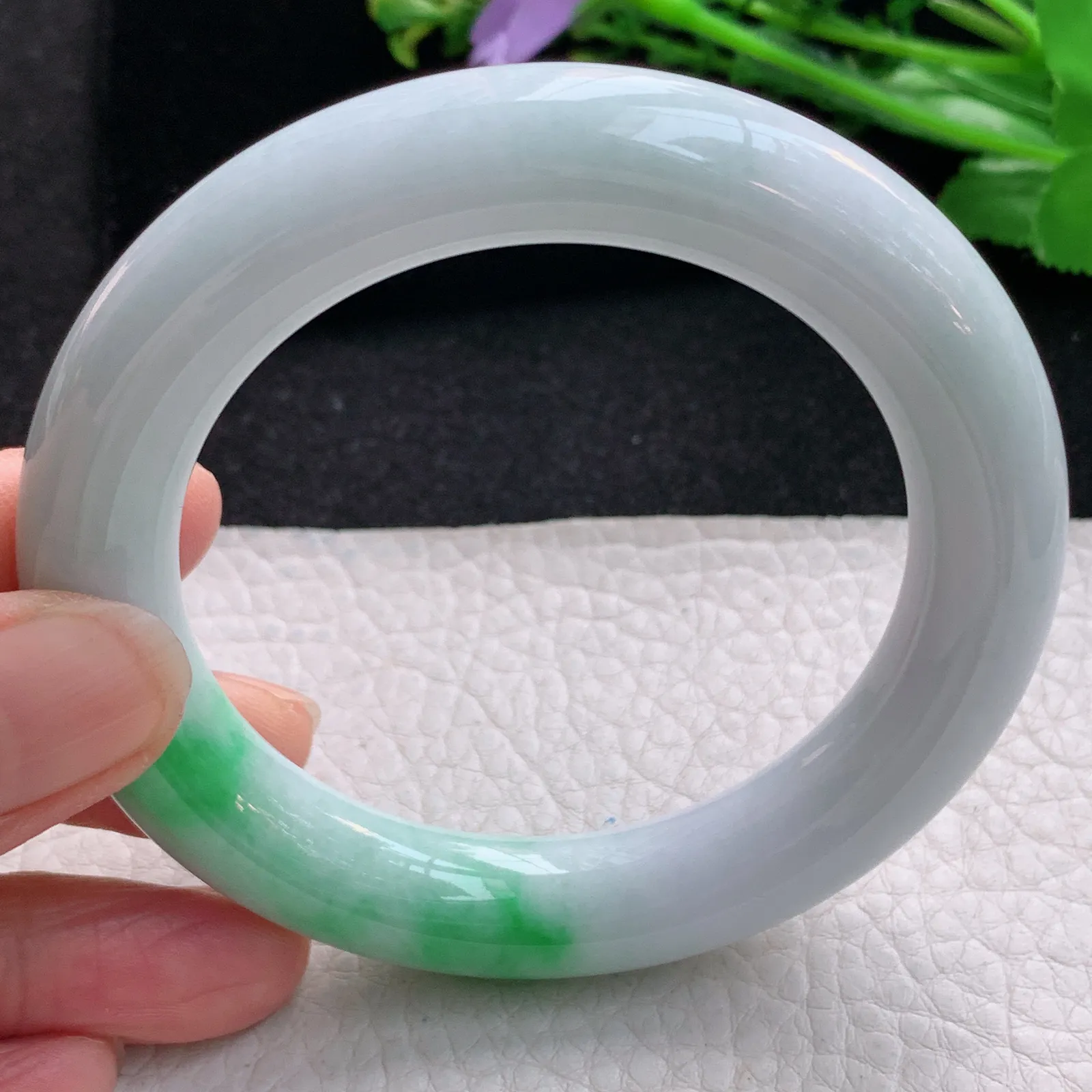 cc自然光56.5*12.3*12胖圆镯 天然缅甸翡翠飘绿圆条玉手镯 珠宝玉手环