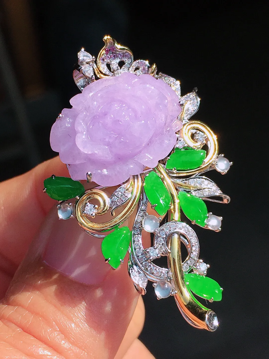 紫罗兰【花开富贵】胸针/吊坠两用款，色泽均匀艳丽，玉质细腻，荧光感超
强，饱满圆润，尽显优雅气质，18k
金豪华镶嵌