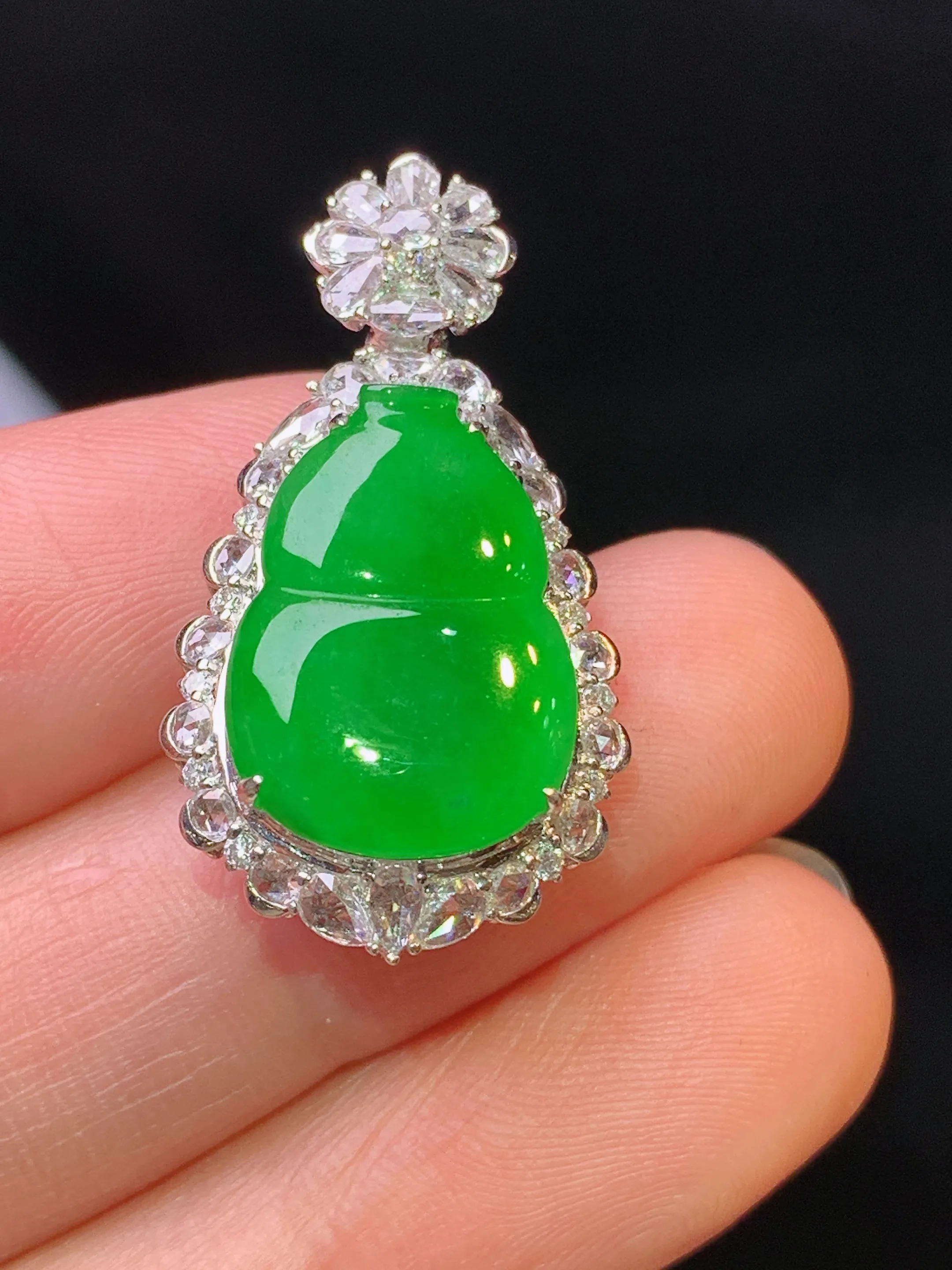 18k金钻镶嵌满绿葫芦吊坠 玉质细腻 水润亮眼 色泽艳丽 整体尺寸30*16.2*9.5