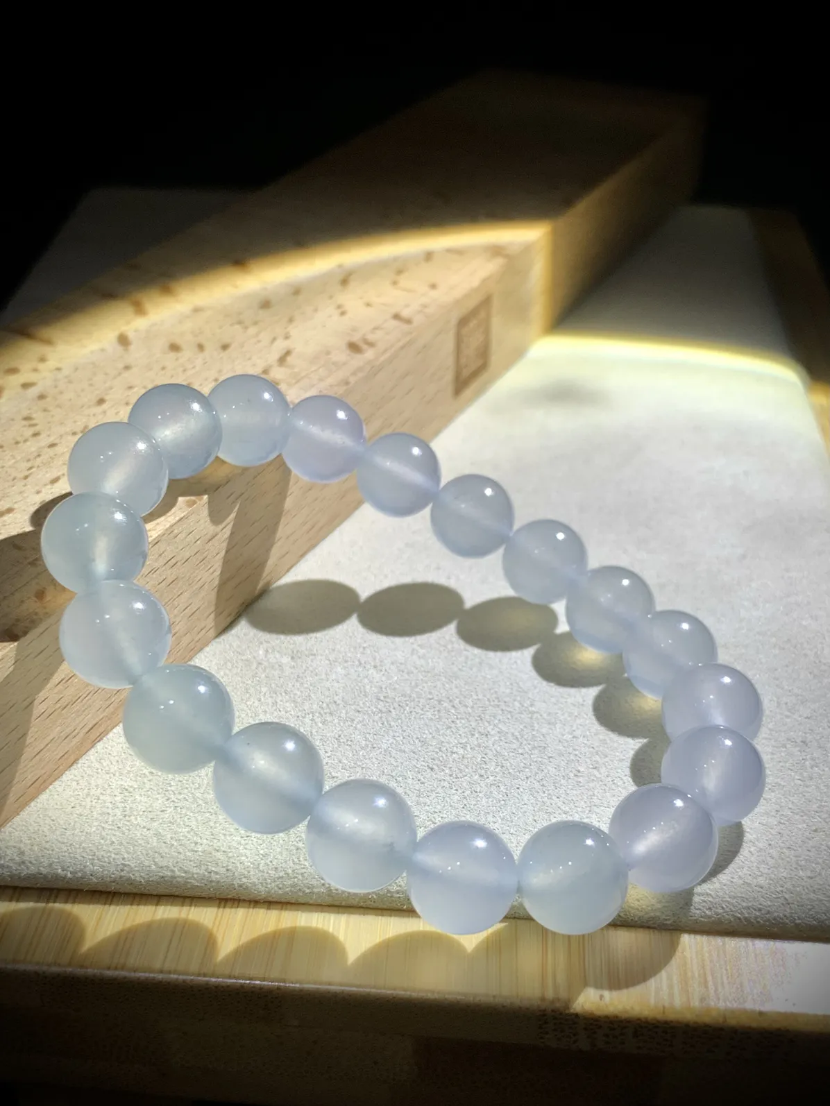 白冰珠子手串，直径约9.8mm，
19粒，30.42g，