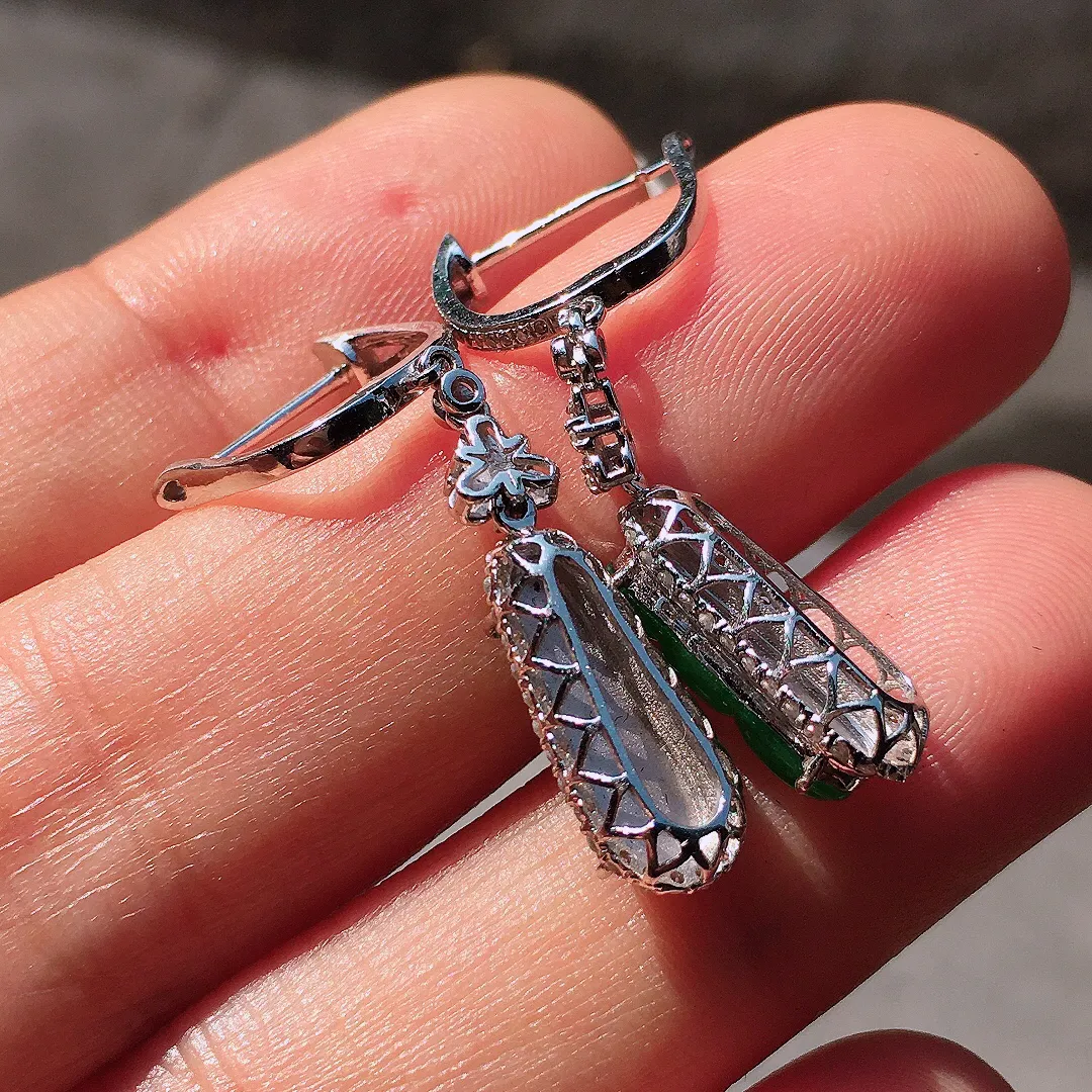 阳绿福豆耳坠，色泽均匀艳丽，玉质细腻，荧光感超
强，饱满圆润，尽显优雅气质，18k
金豪华镶嵌