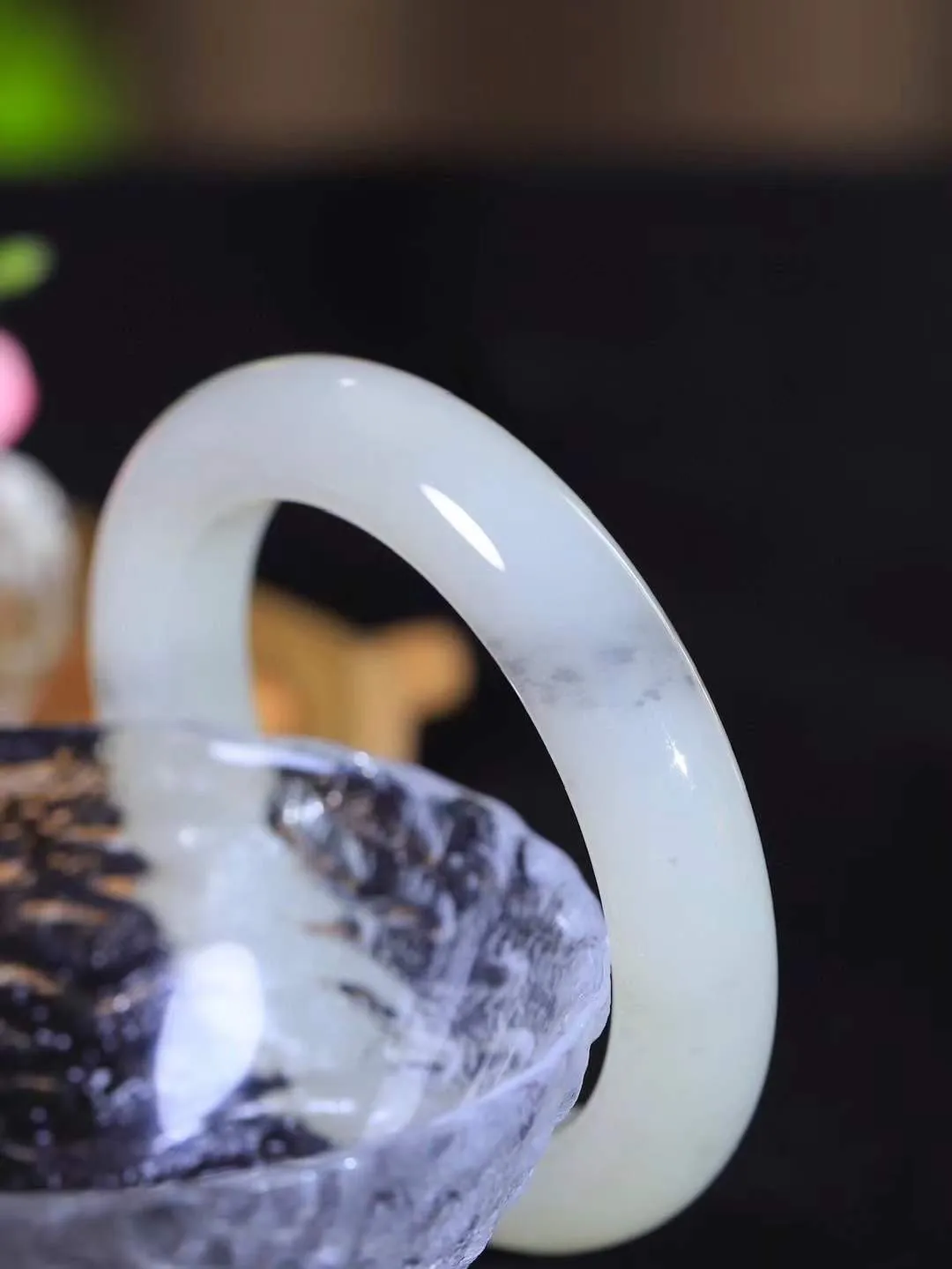 【情有独钟.手镯】

精品和田玉飘花双色手镯 玉质温润细腻 油性十足 手感舒适，高华雅逸，线条流畅，简约大气，美自天成，素雅高贵。佩戴于腕间，婉约之美，举手投足间透出那低调奢华。重62.5克 内径53.5mm 尺寸12.6-10mm   FDA-79123851