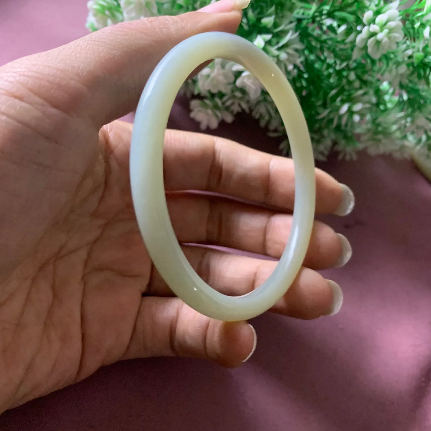 64圈口和田玉手镯【挽间柔情】，镯型古朴典雅。在诗情画意的雨巷相遇，你是我腕间的一抹风情，有你眸有深情.清风荡漾湖间静水，我愿俯身低眉，在烟波涟漪处寻你