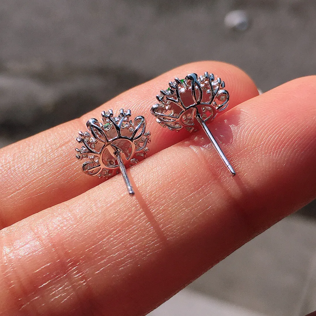 阳绿蛋面耳钉，色泽均匀艳丽，玉质细腻，荧光感超
强，饱满圆润，尽显优雅气质，18k
金豪华镶嵌