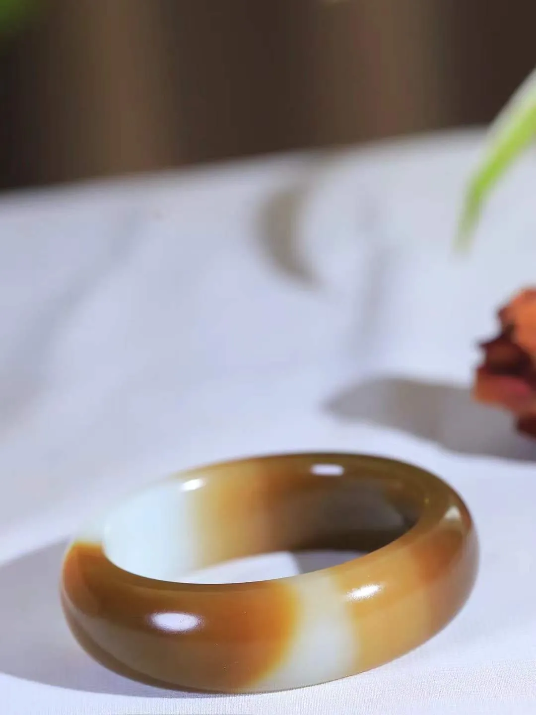 【暖玉生香·手镯】

收藏级和田玉糖白玉手镯，质地油润细腻，色泽高贵典雅，镯型古朴典雅。在诗情画意的雨巷相遇，你是我腕间的一抹风情，有你眸有深情，清风荡漾湖间静水，我愿俯身低眉，在烟波涟漪处，寻你深情倩影。内径52mm尺寸17.5-9.8mm重81.6克  69120858A