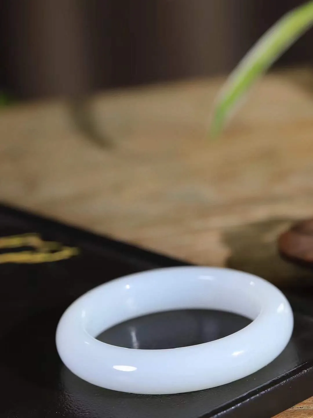 【花样年华·手镯】

收藏级和田玉白玉手镯，质地油润细腻，色泽高贵典雅，镯型古朴典雅。在诗情画意的