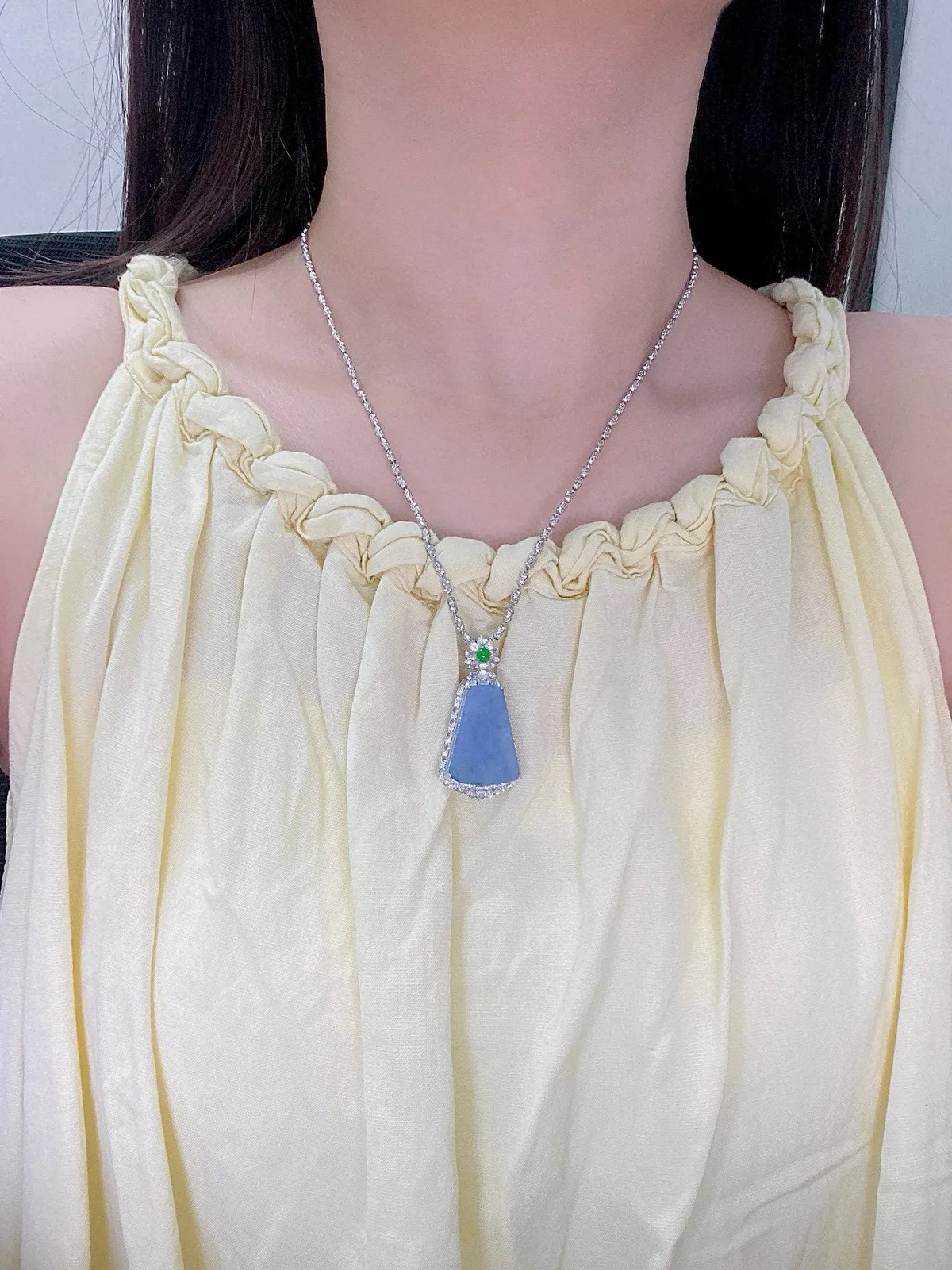 【冰种紫无事牌吊坠】少见的冰紫无事牌，质地细腻，妖紫色泽，光泽度不错，18k金钻镶嵌，裸石尺寸23.4*17.2*3.4毫米