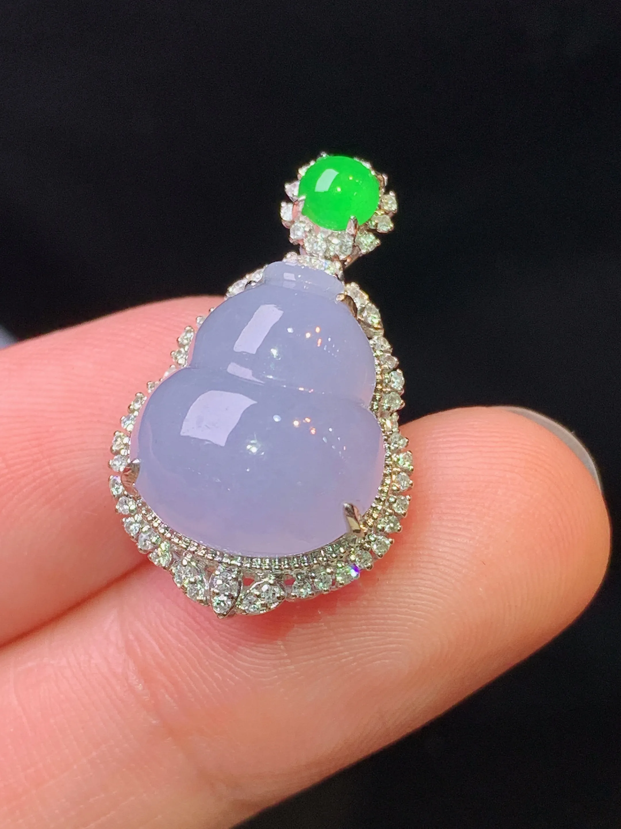 18k金钻镶嵌淡紫罗兰葫芦吊坠 玉质细腻 水润亮眼 色泽艳丽 整体尺寸24.8*14.7*10.6