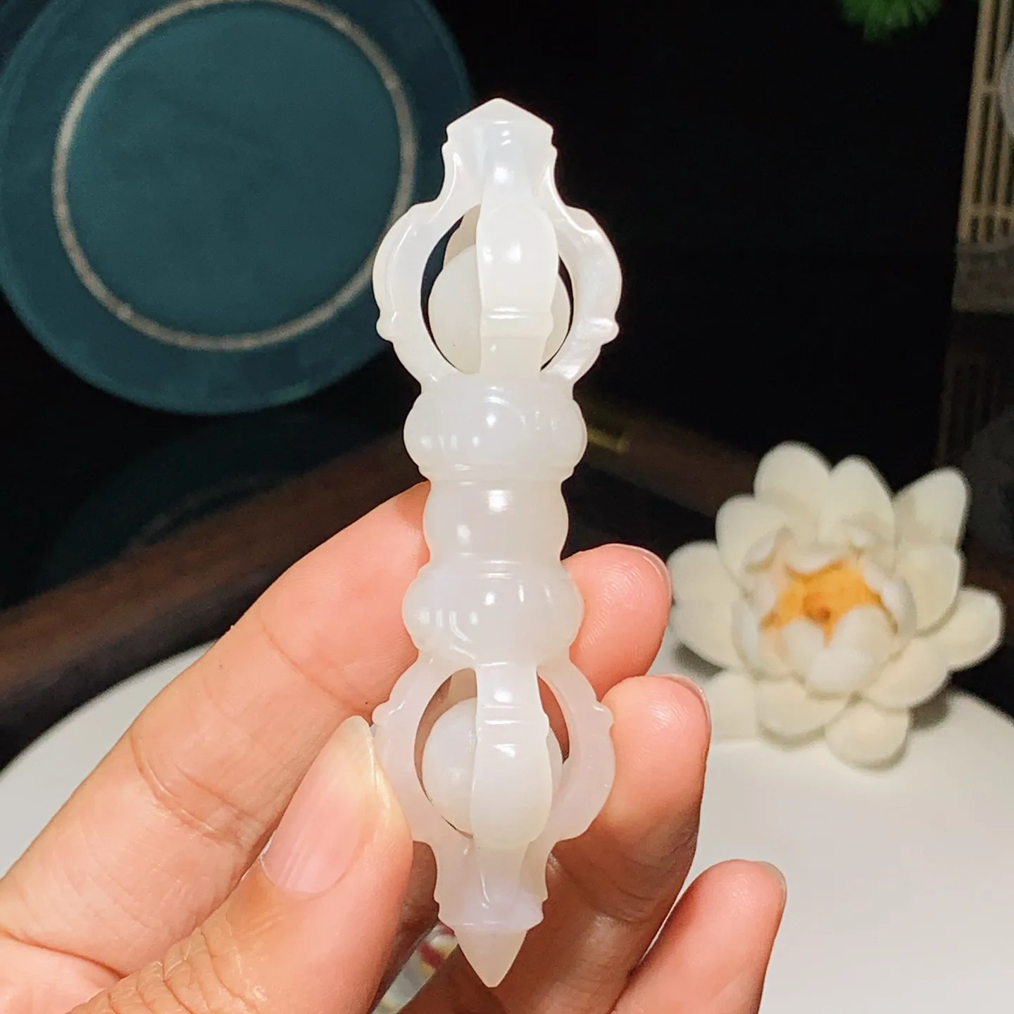 和田玉白玉羊脂白降魔杵挂件。尺寸80/23/23重30.7克。白度一级。玉质细腻油润。手推出油。佩戴高端典雅。lt251208